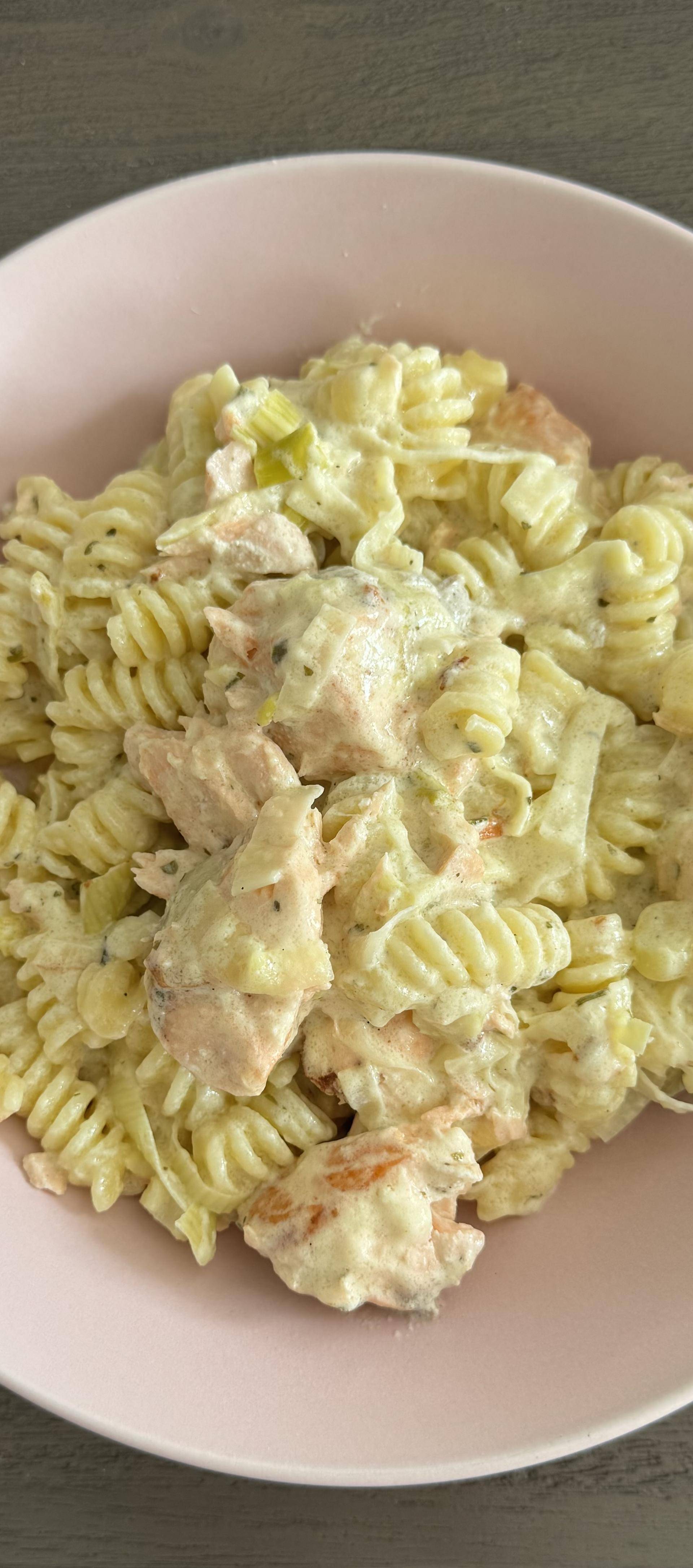 Pâtes au saumon et poireaux ail et fines herbes - Recette Cookeo V3 | Moulinex