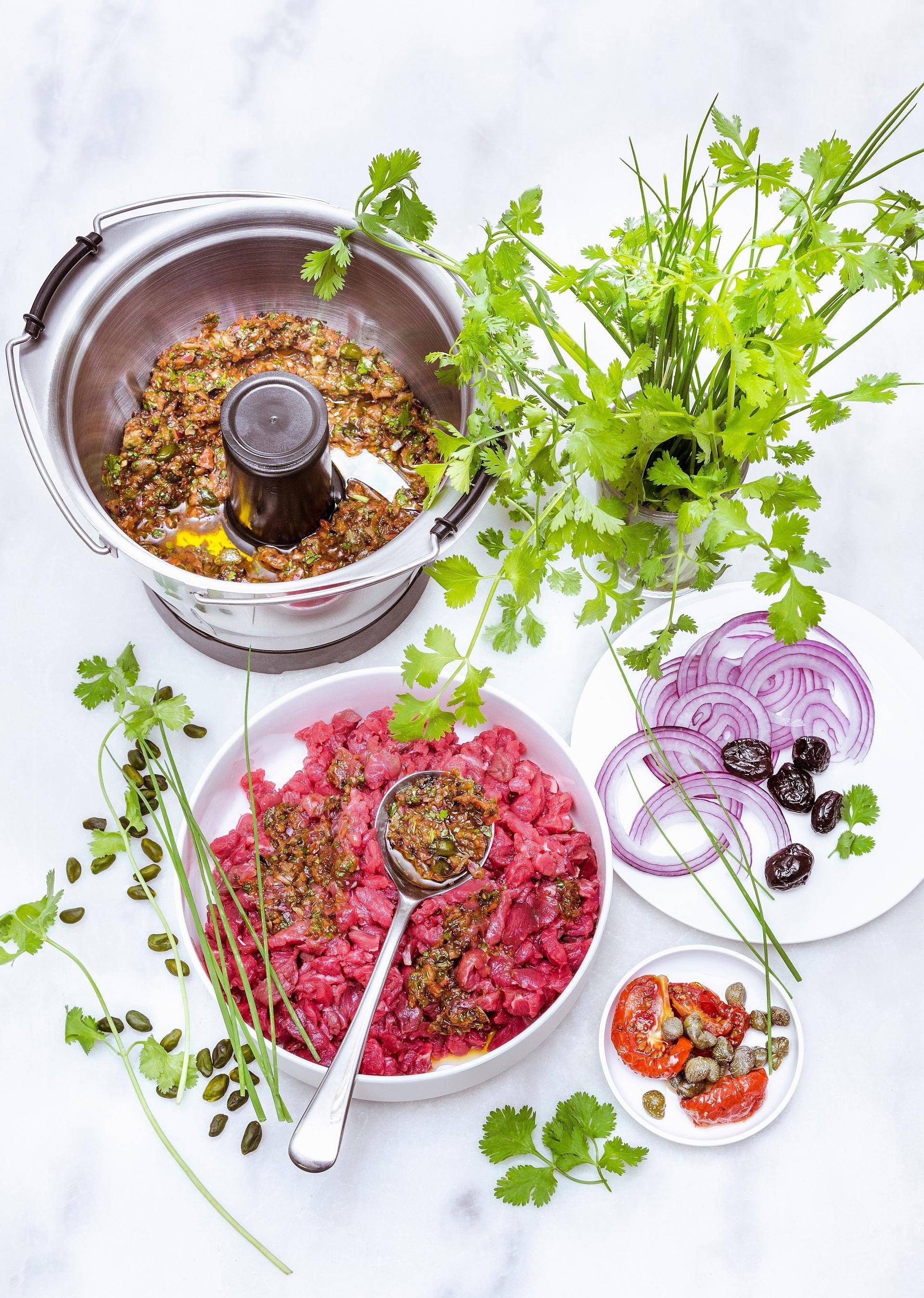Tartare de bœuf au couteau, sauce aux tomates confites, pistaches, olives noires et coriandre - Recette Companion | Moulinex