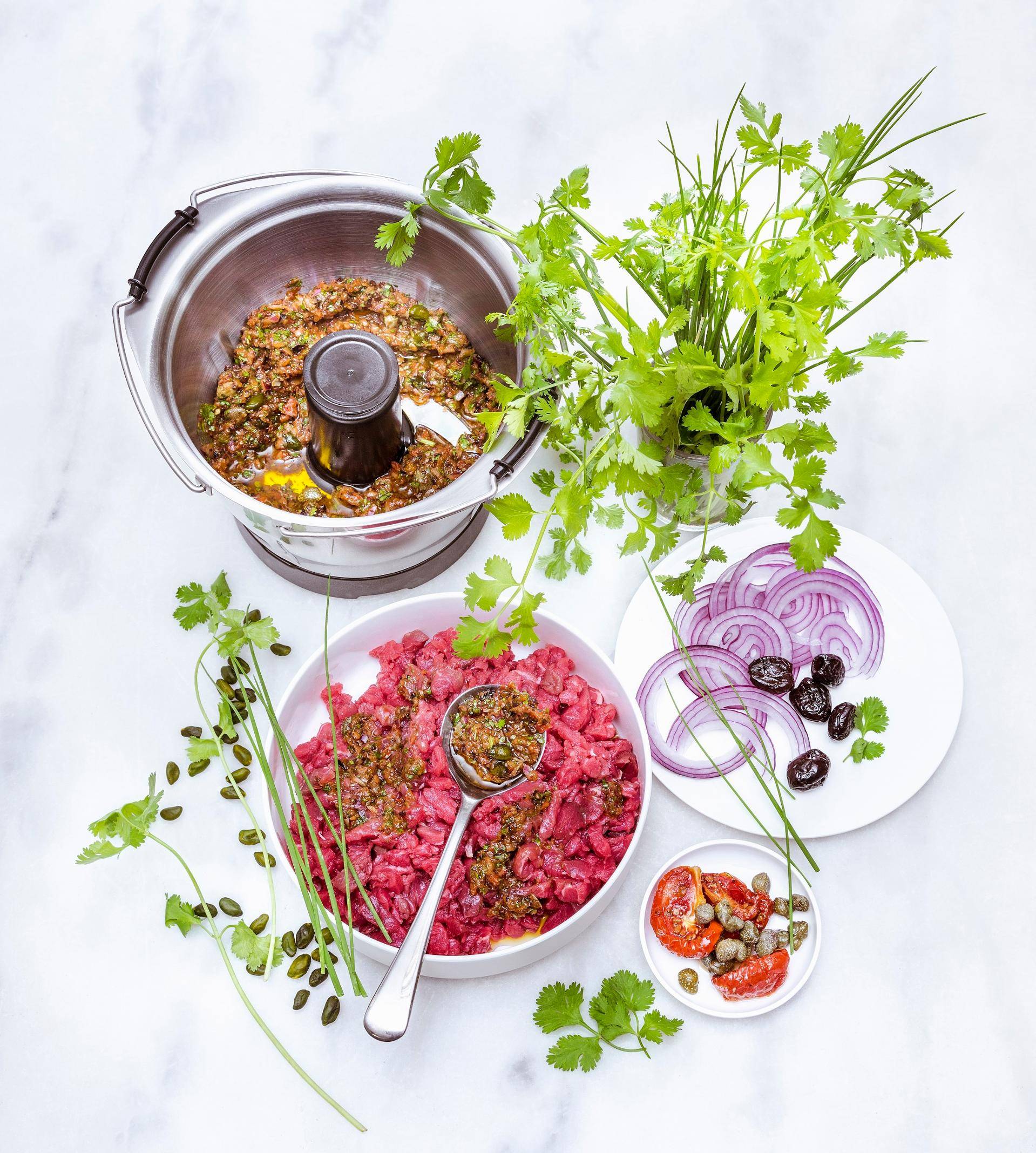 Tartare de bœuf au couteau, sauce aux tomates confites, pistaches, olives noires et coriandre - Recette Companion | Moulinex