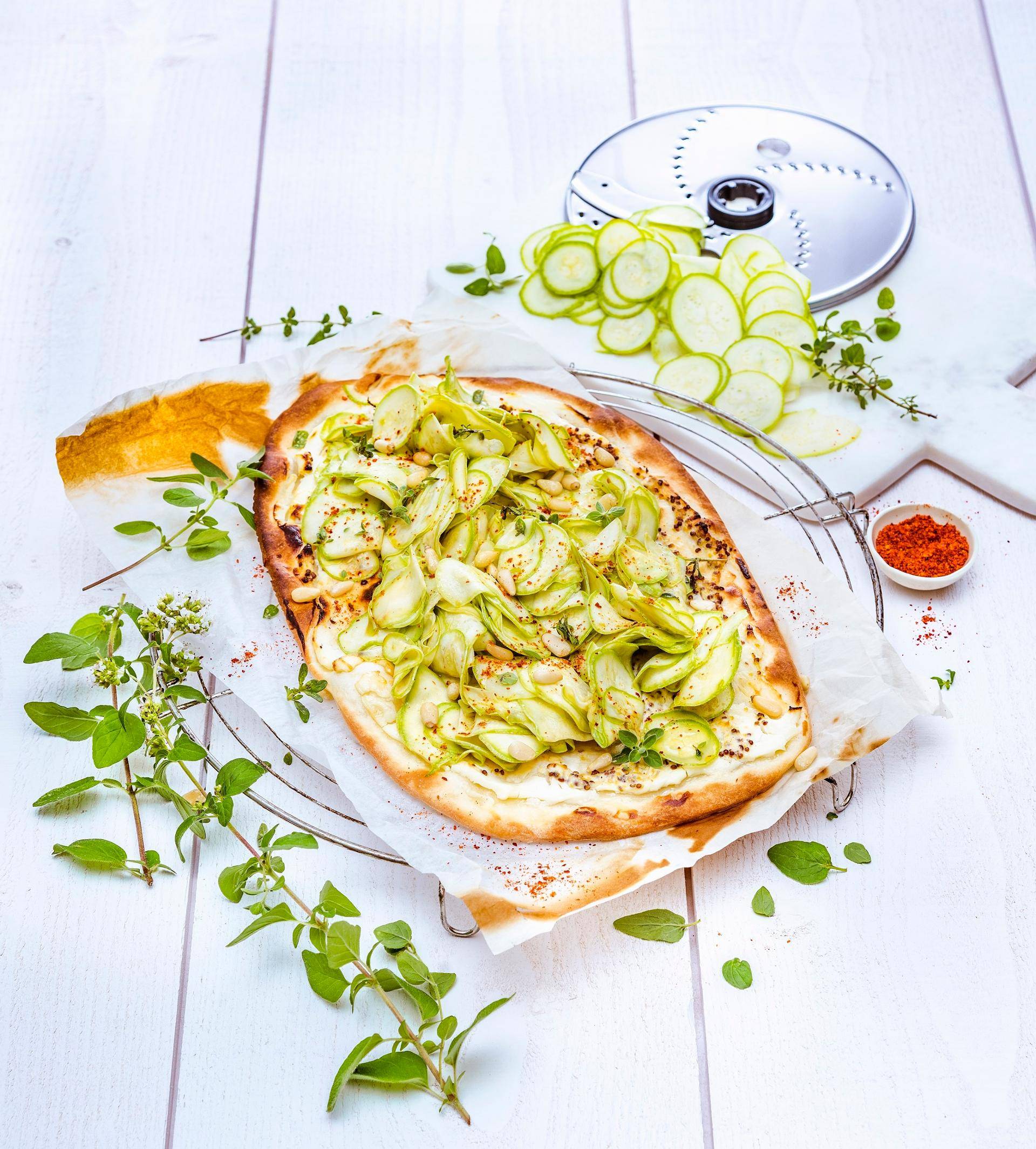 Tarte fine aux courgettes marinées au thym citron - Recette Companion | Moulinex