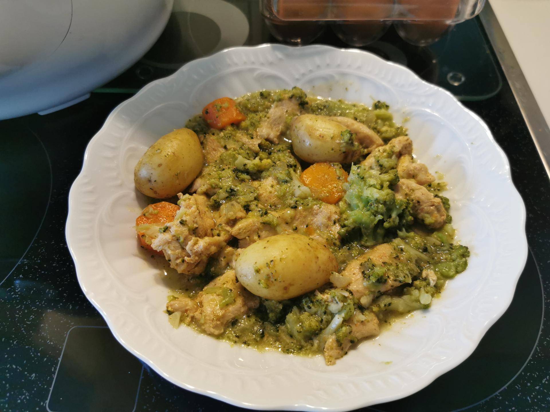 One Pot Pommes de terre poulet légumes - Recepten Cookeo | Moulinex