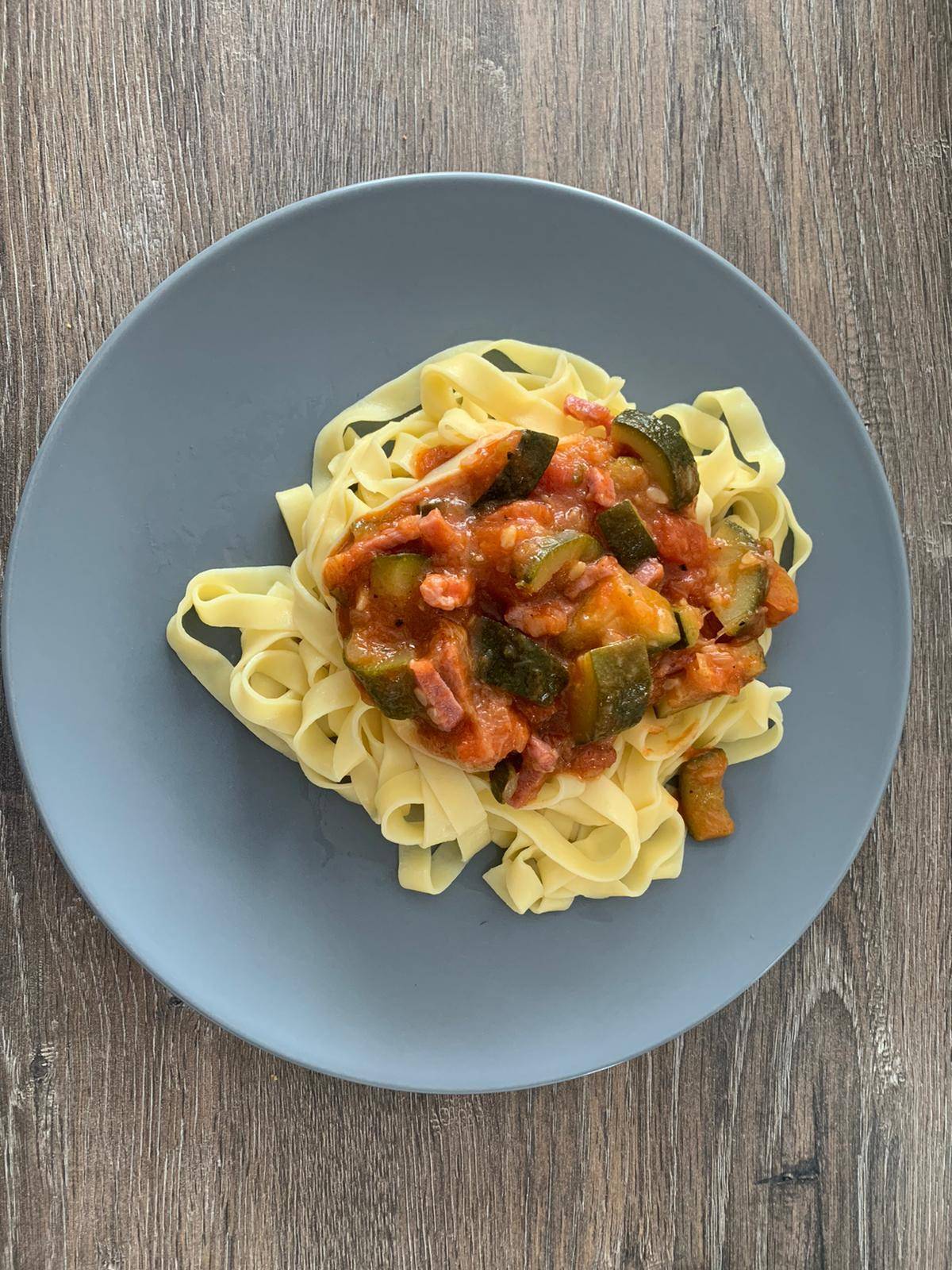Pâtes aux courgettes lardons et sauce tomate - Recepten Companion Connect XL | Moulinex