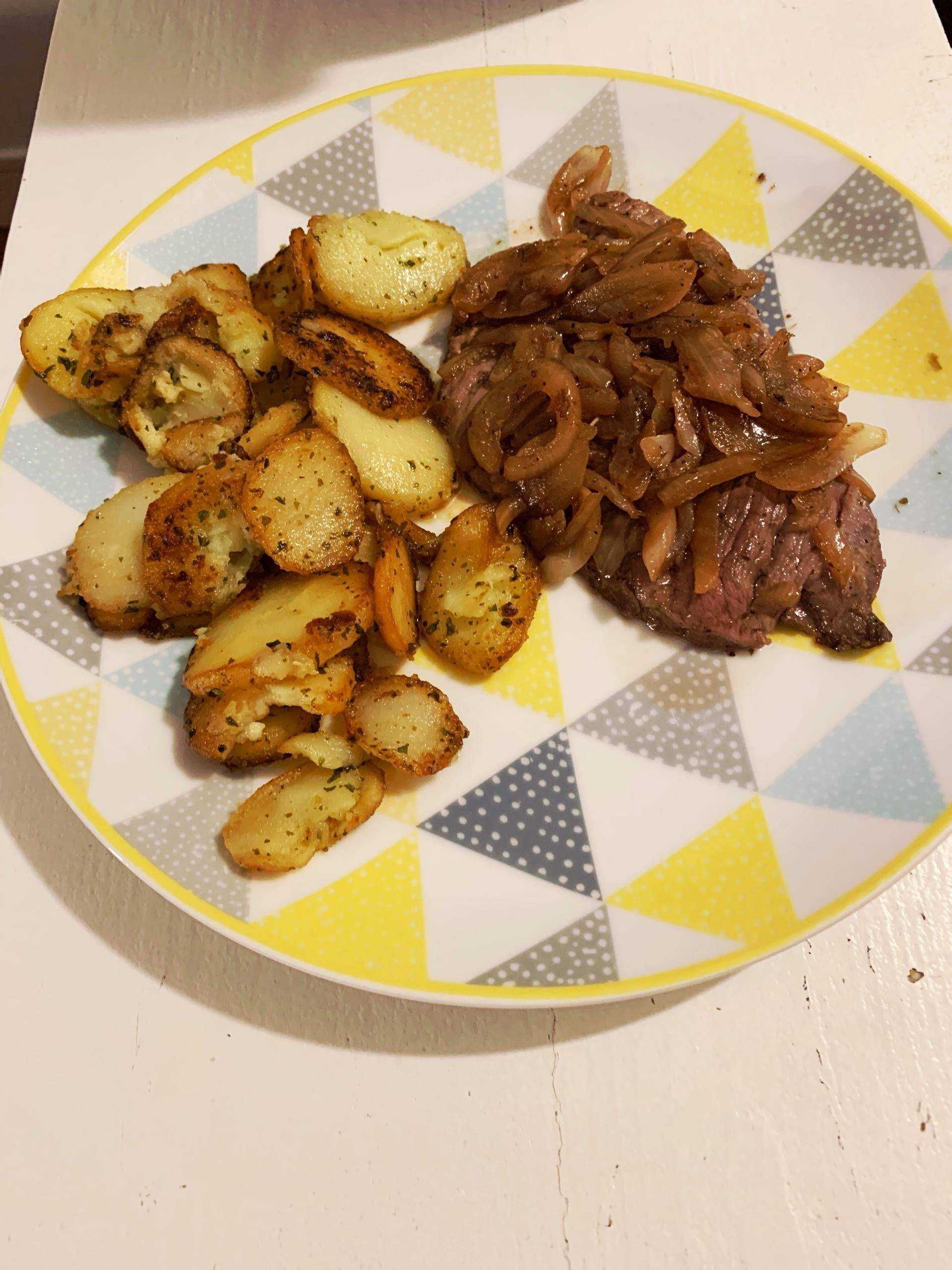 Filet de bœuf aux oignons caramélisés et pommes de terre rissolées - Recette Cookeo V3 | Moulinex