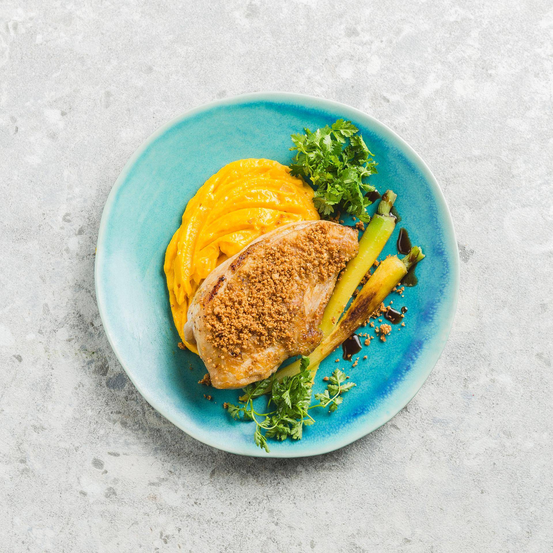 Volaille fermière, purée de carotte au beurre noisette, carottes jaunes glacées et salade d’herbes aromatiques - Recette Companion Connect XL | Moulinex