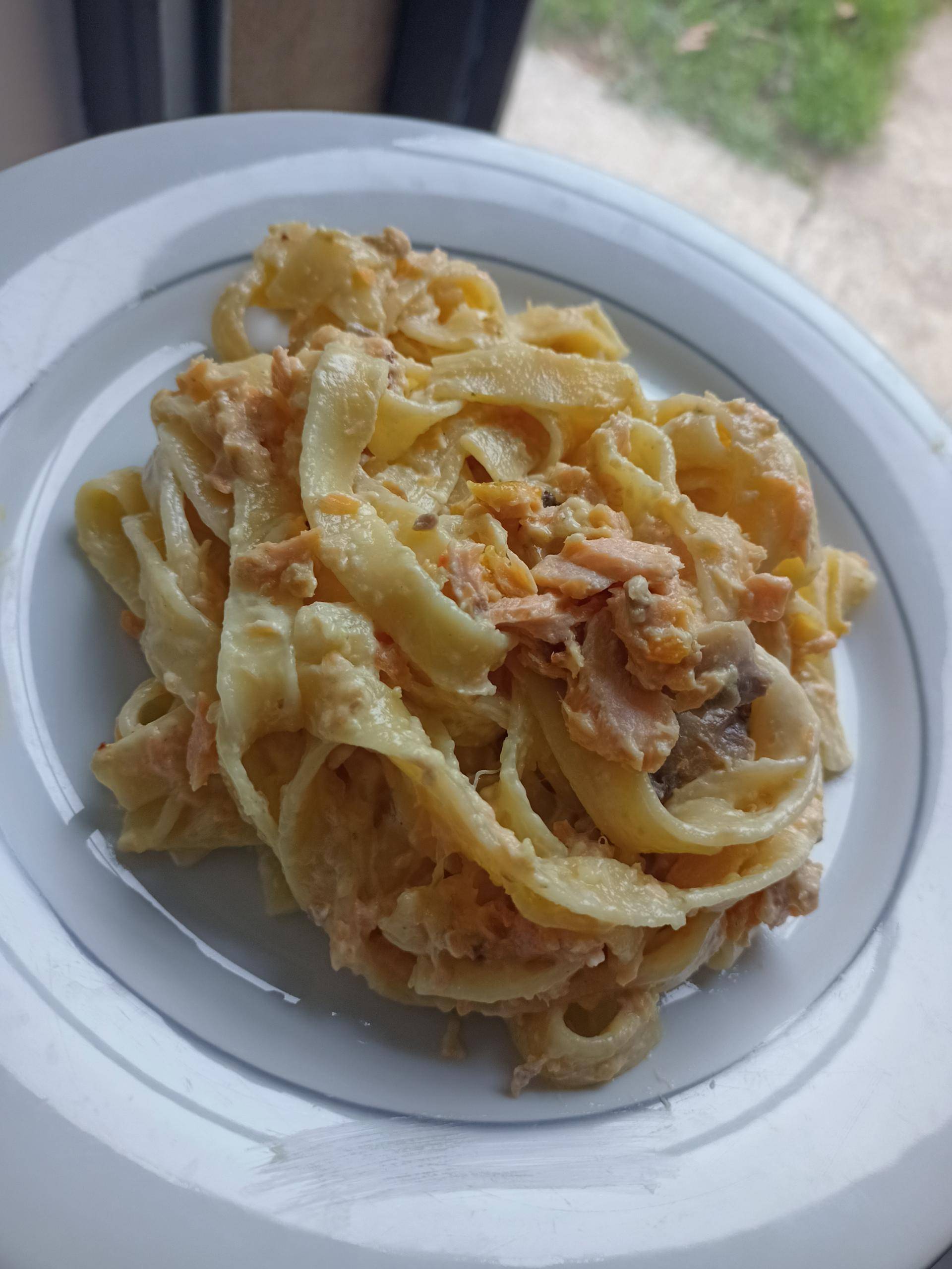 Nid de tagliatelles à la truite et à la sauce aux champignons et carottes - Recette Cookeo | Moulinex