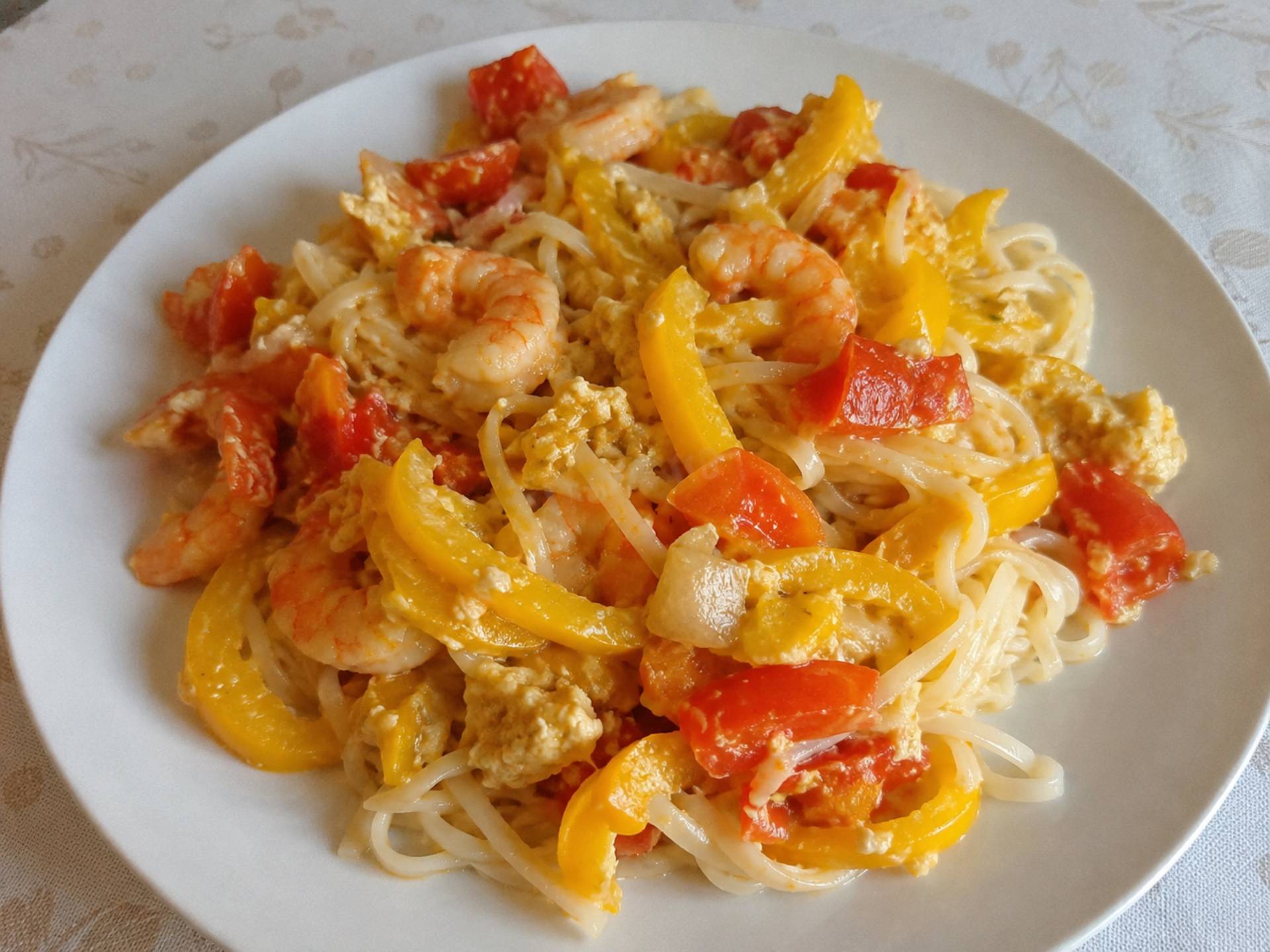 Nouilles de riz crémeuses aux crevettes, tomates, poivrons et lait de coco - Recette Companion Connect XL | Moulinex