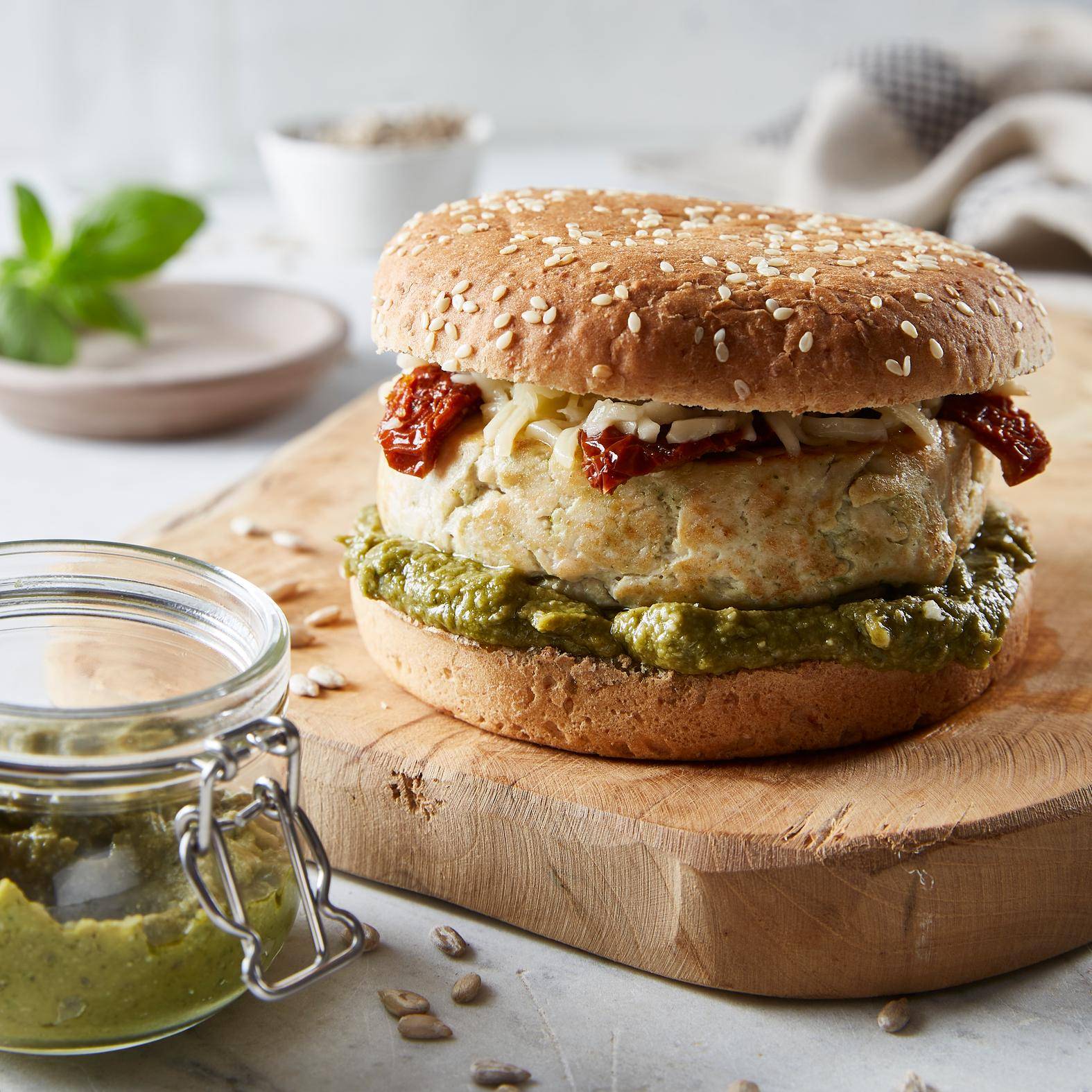 Burger de poulet au pesto de brocoli, tomates séchées et mozzarella - Recepten Perfectmix Cook | Moulinex