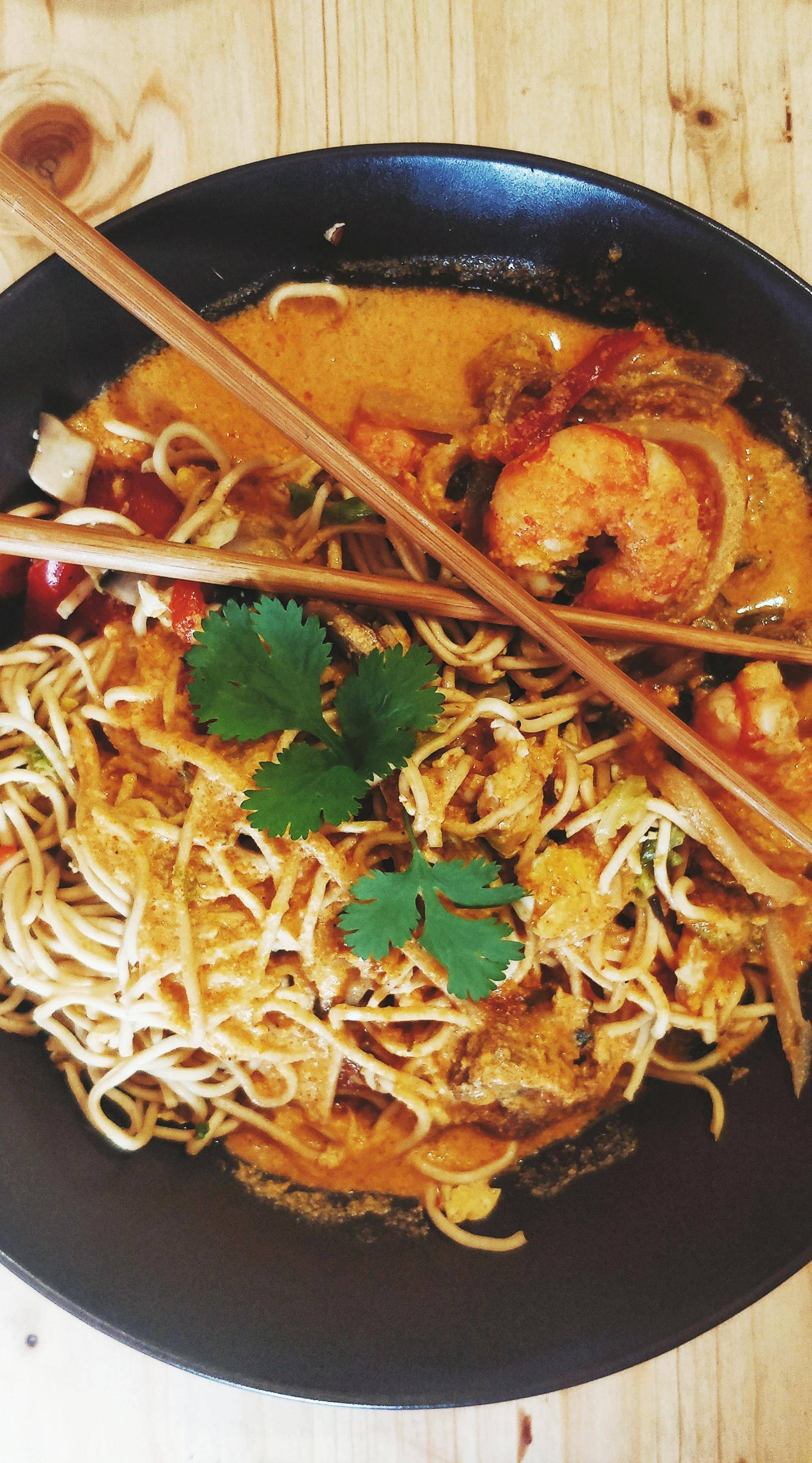 Nouilles sautées aux légumes et curry de gambas au lait de coco - Recette Cookeo V3 | Moulinex