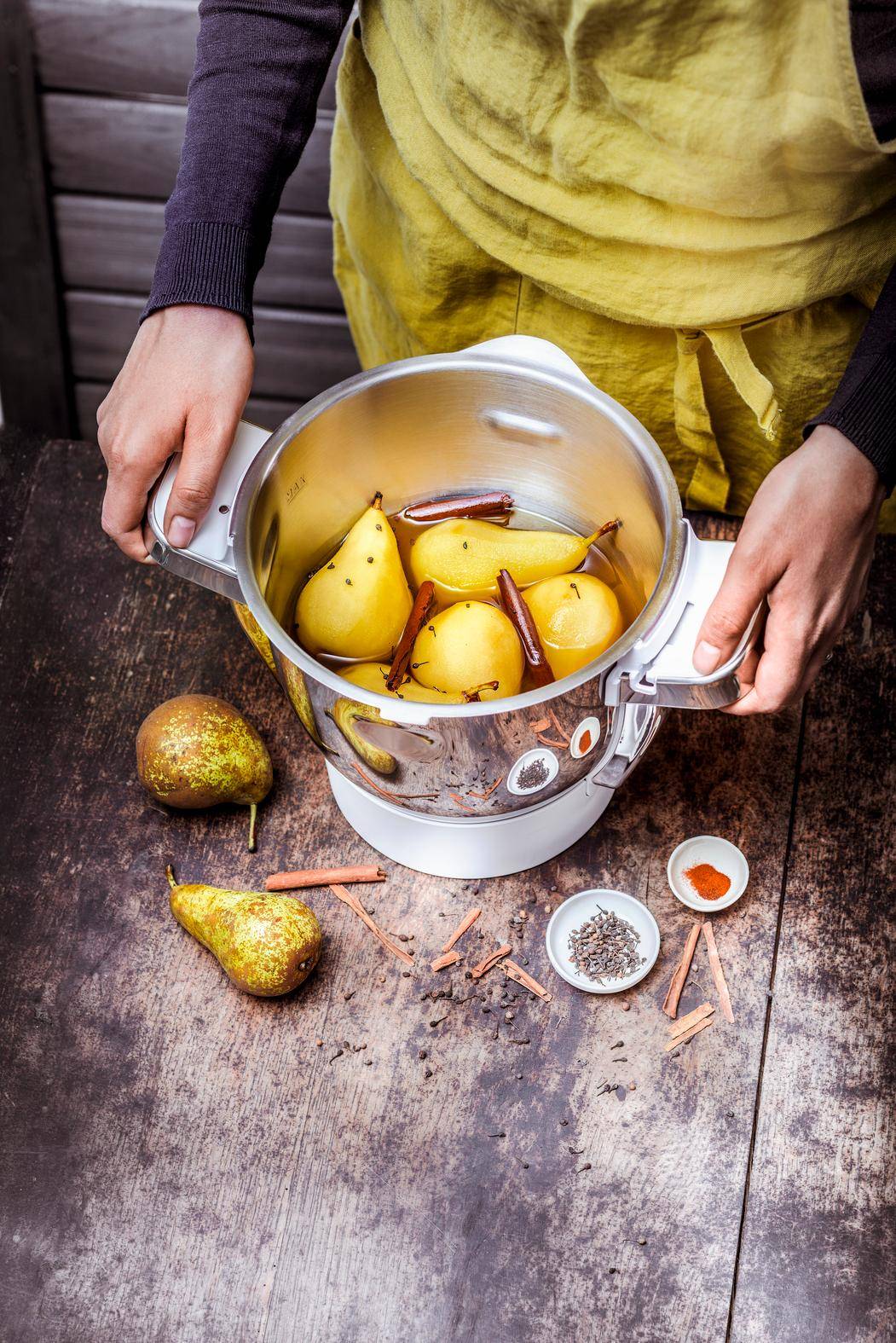 Poires pochées au poivre noir en grains et sirop d’agave - Recette Companion Connect XL | Moulinex