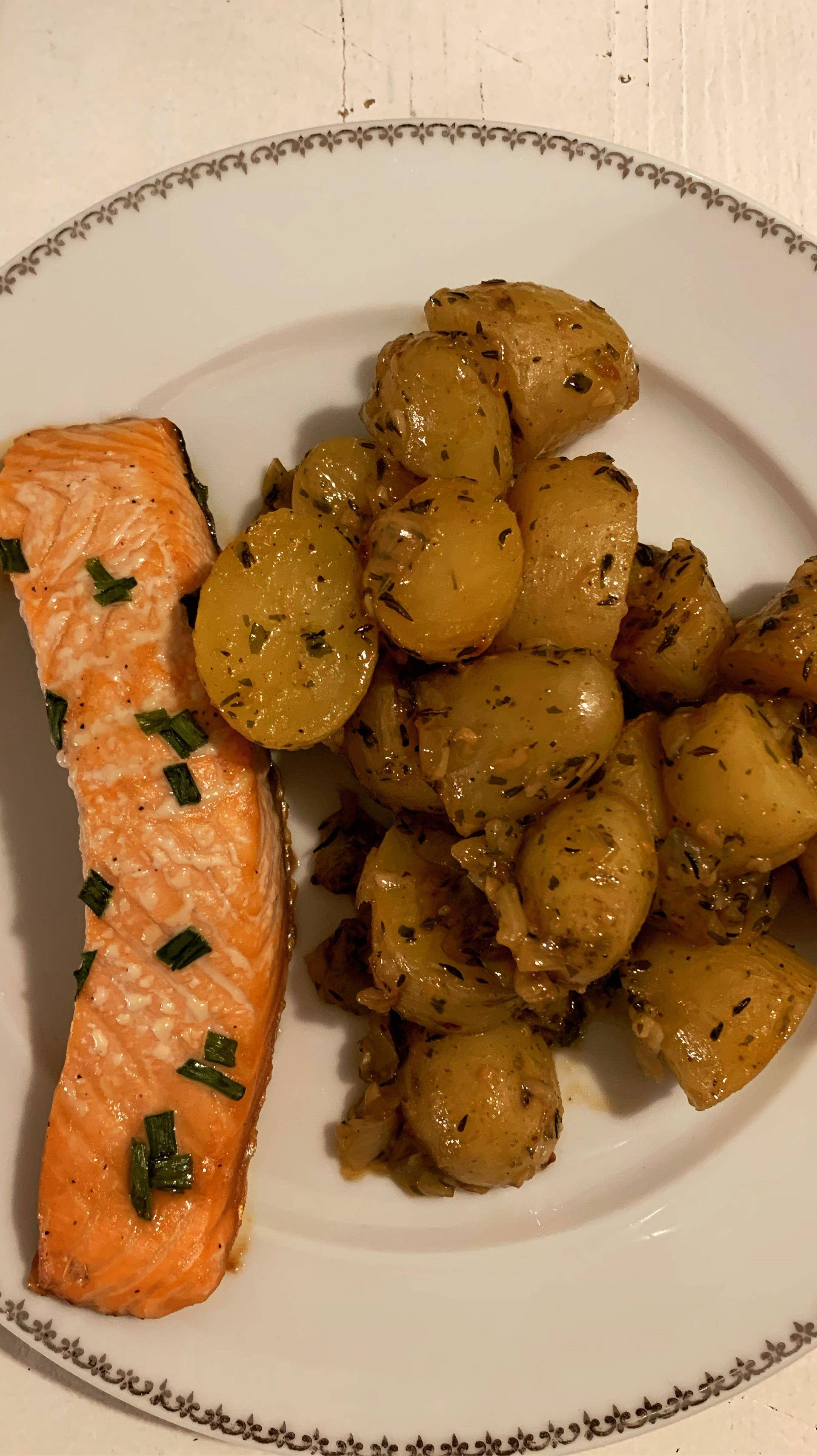 Pavés de saumon marinés et pommes de terre grenailles sautées - Recette Cookeo V3 | Moulinex