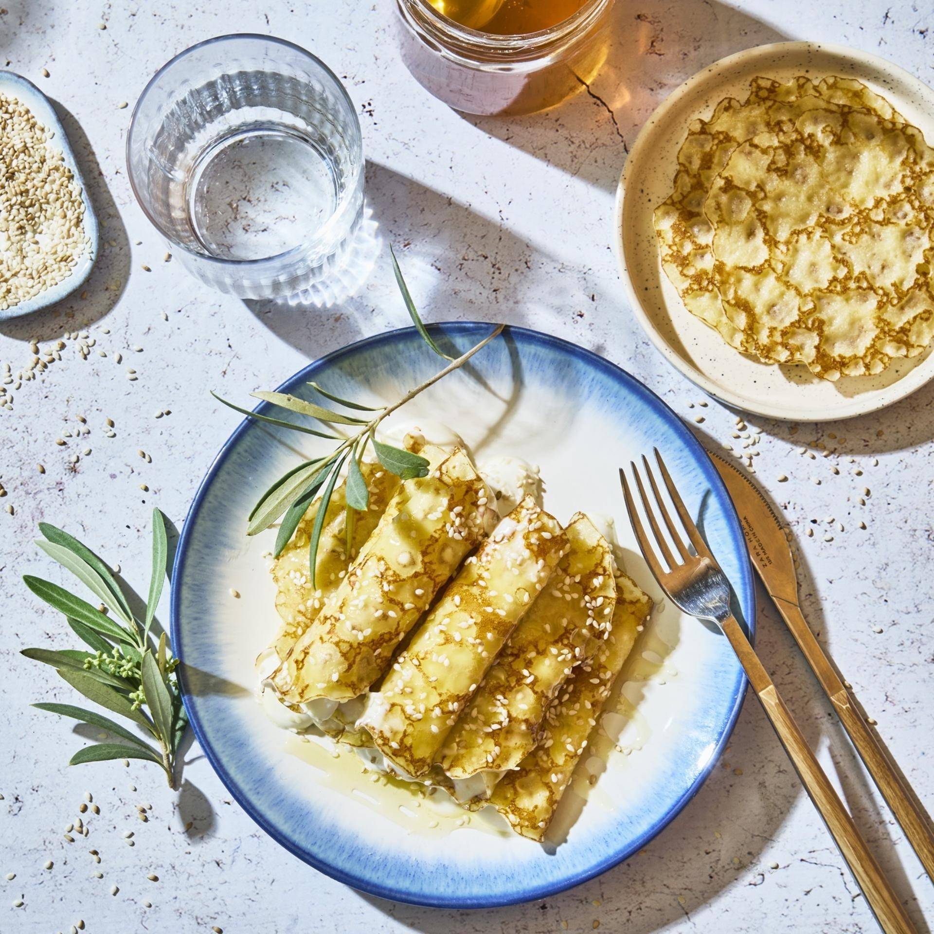 Mini crêpes roulées à la crème de feta Salakis et miel, graines de sésame - Recette Perfectmix Cook | Moulinex