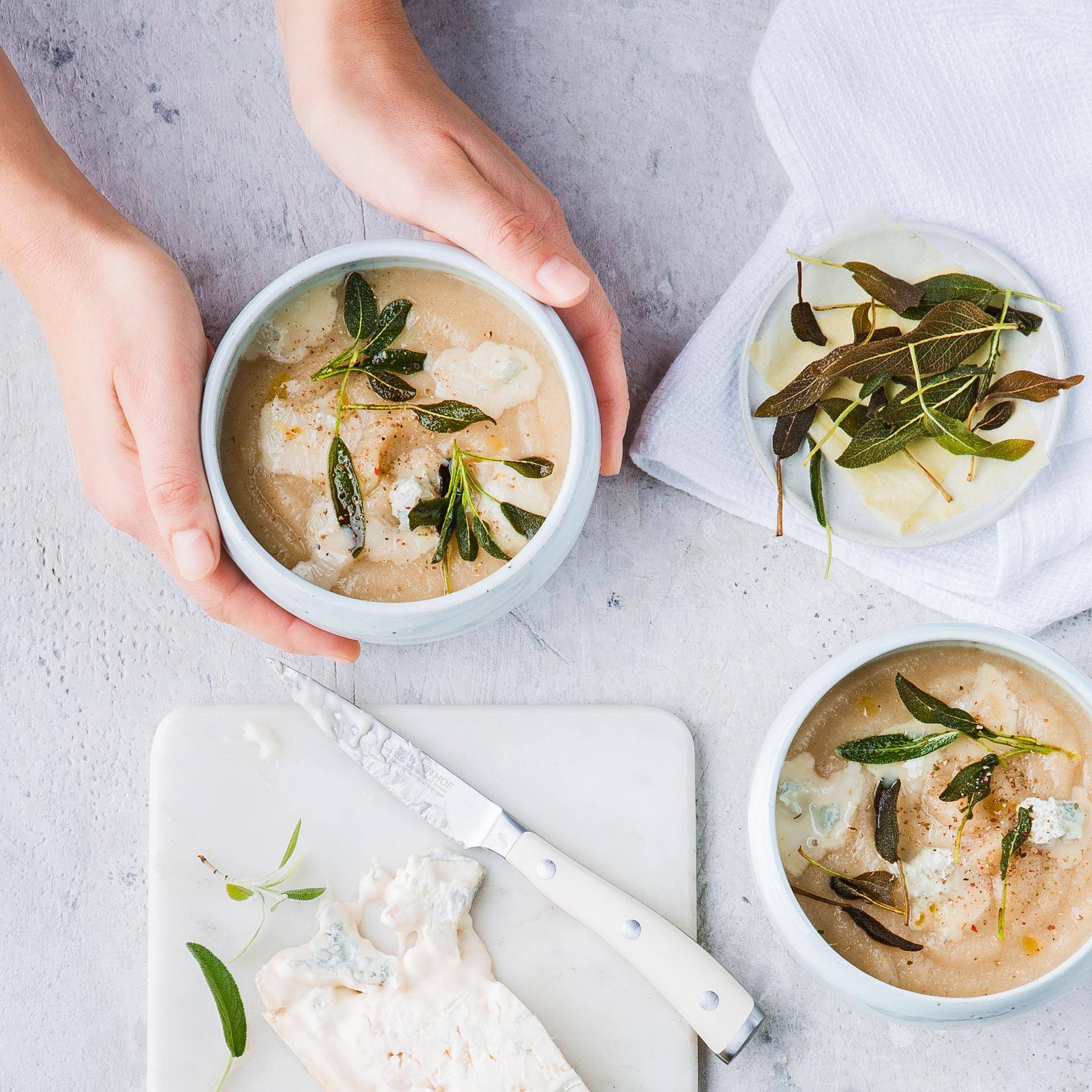 Velouté de céleri rave au gorgonzola et sauge - Recette Companion | Moulinex