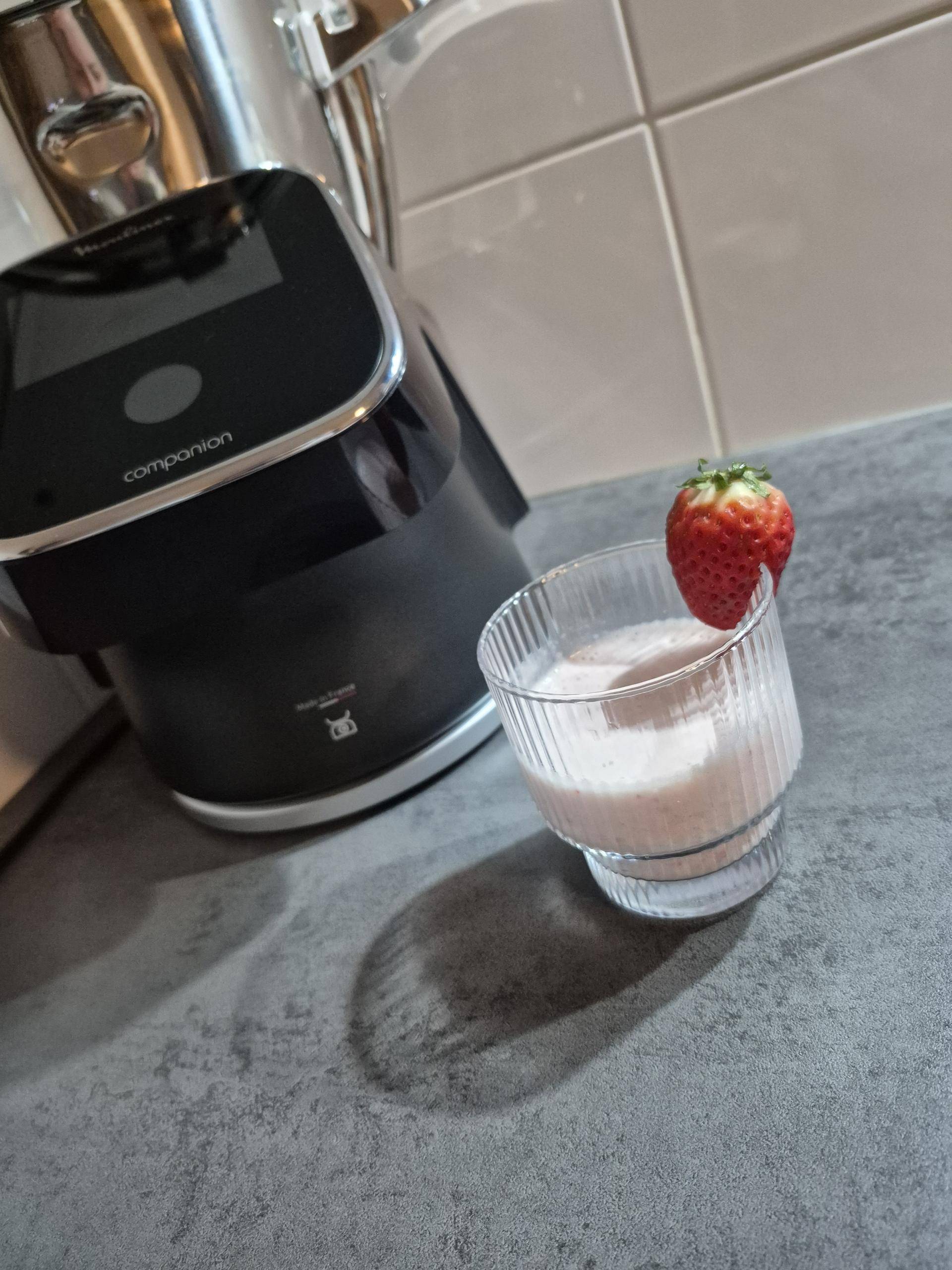 Milk shake fraise banane de Kheira - Recette Companion Connect XL | Moulinex