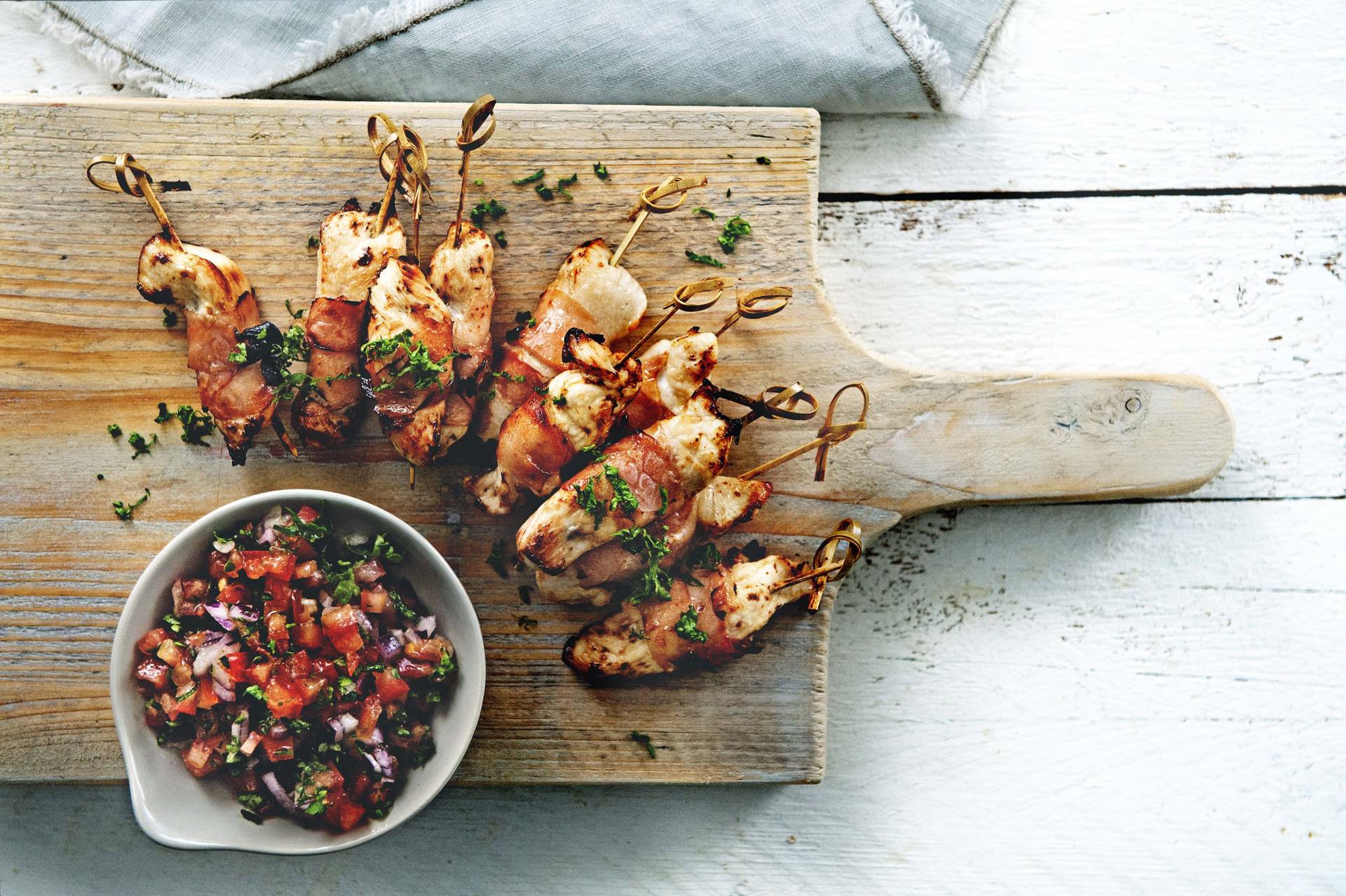 Kip-baconspiesjes met honing & frisse tomatensalsa - Recepten EASY FRY & GRILL 2 in 1 DIGITAL | Moulinex