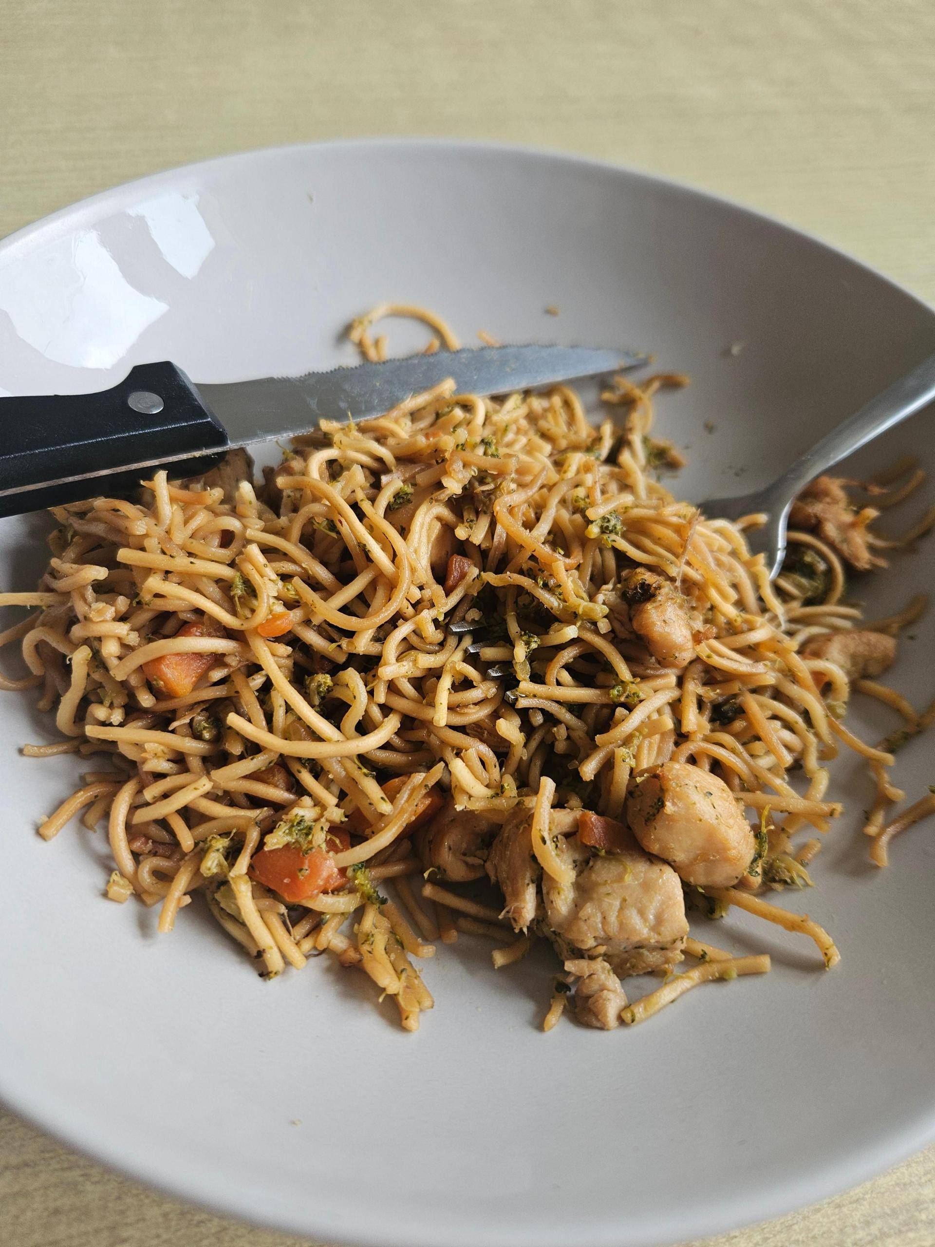 Nouilles sautées au poulet et légumes - Recette Cookeo | Moulinex