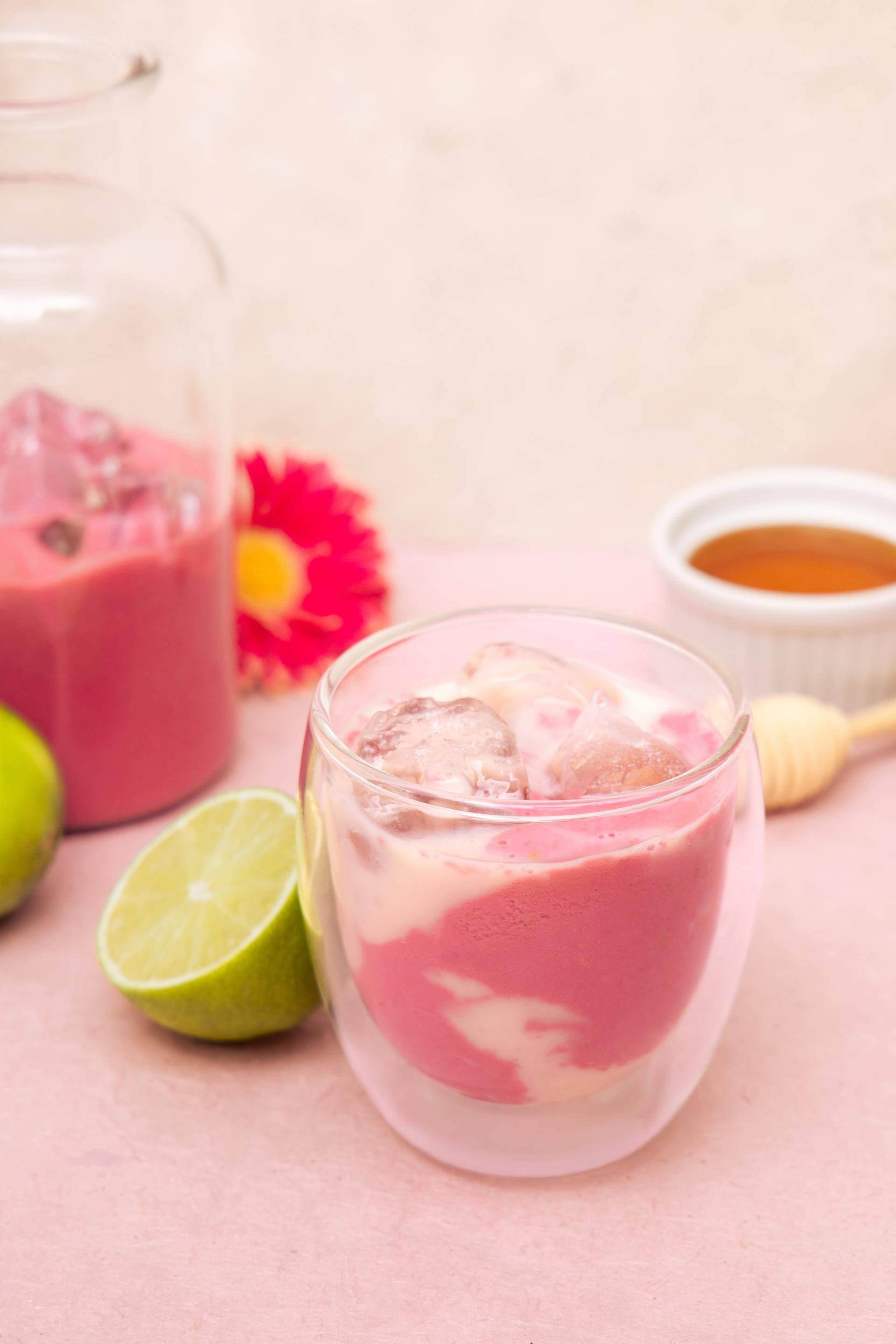 Pink latte glacé betterave-framboise - Recette Blend up | Moulinex