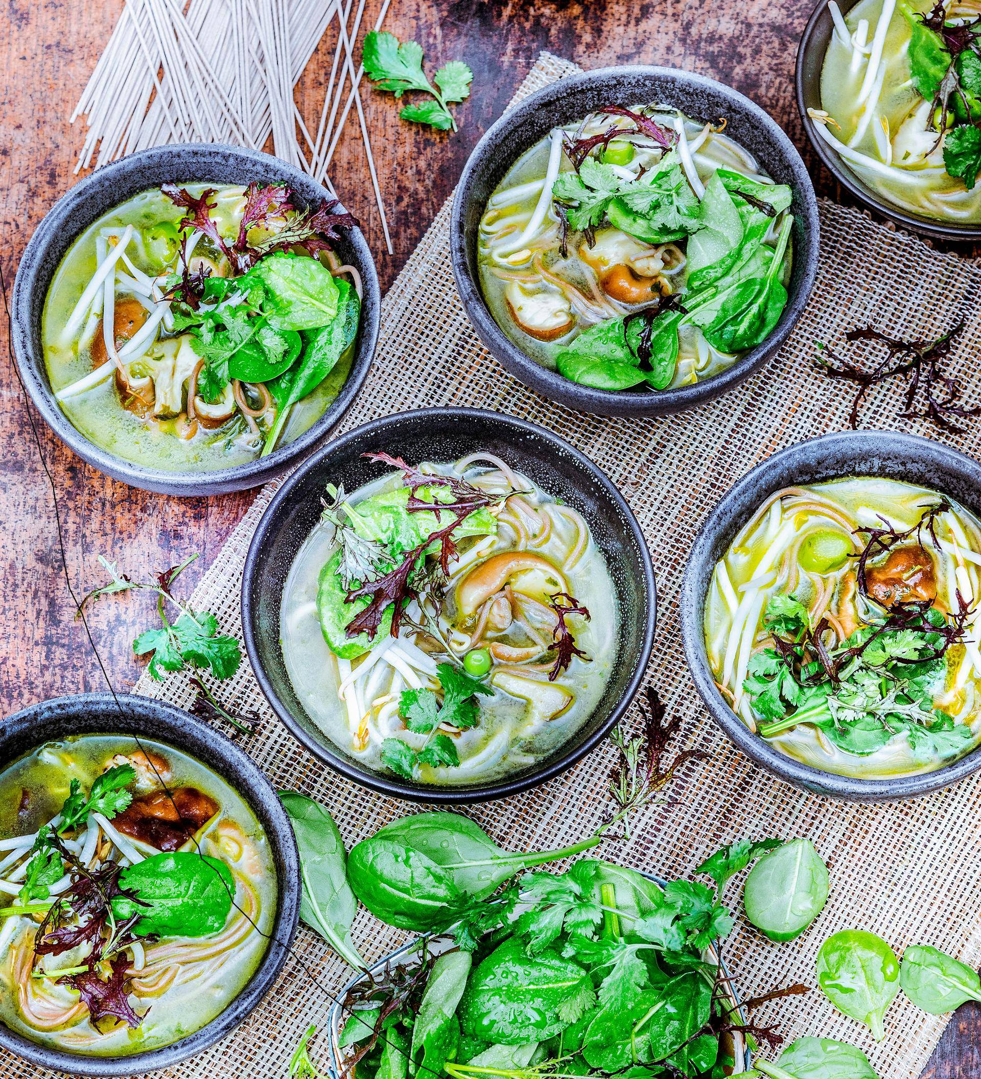 Nouilles soba, légumes verts croquants et bouillon à la coriandre - Recette Companion | Moulinex