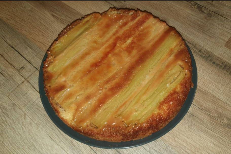 Gâteau renversé à la rhubarbe et au caramel beurre salé - Recette Companion Connect XL | Moulinex