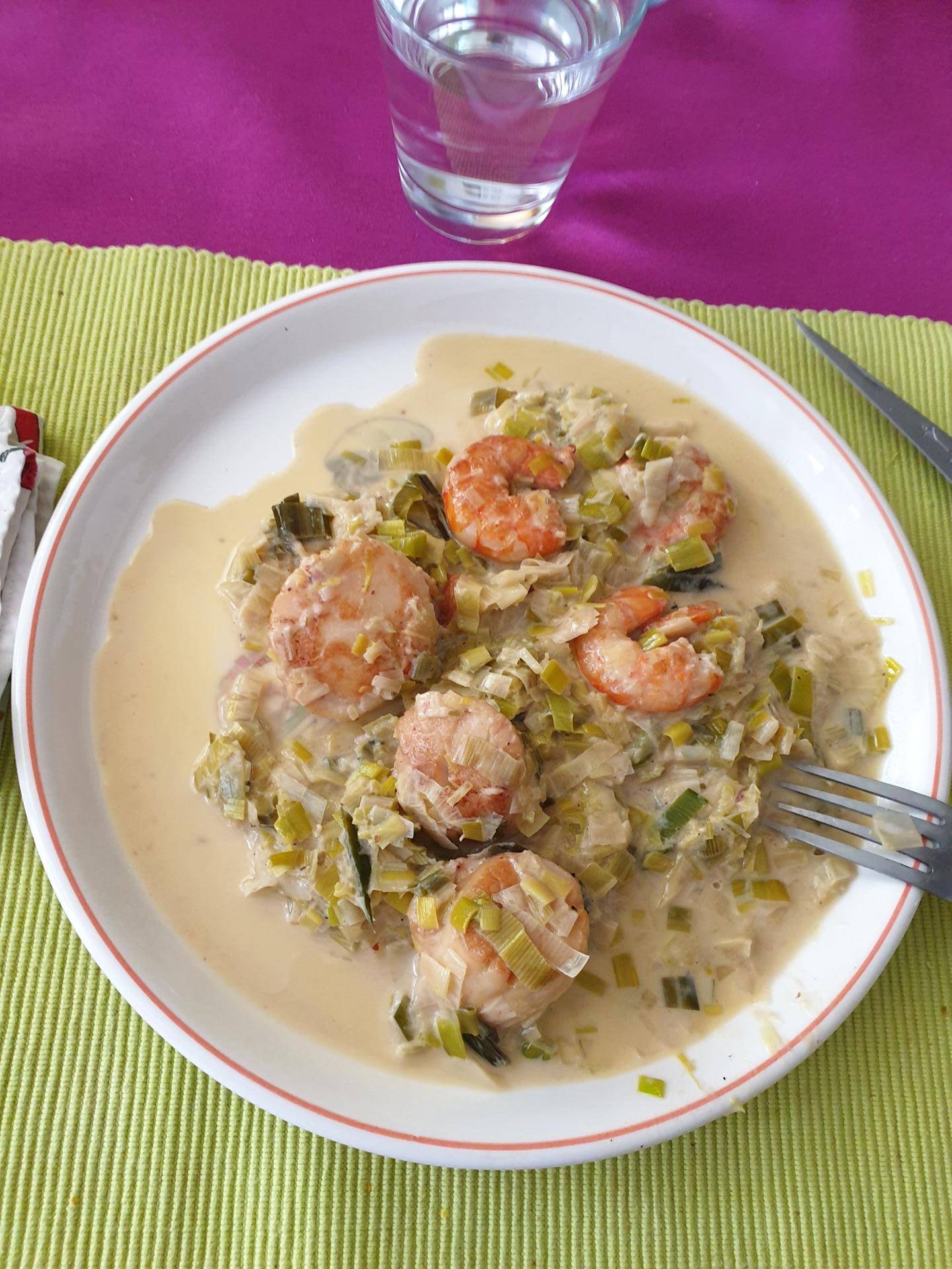 Fondue de poireaux aux noix de St Jacques et gambas flambées - Recepten Companion Connect XL | Moulinex
