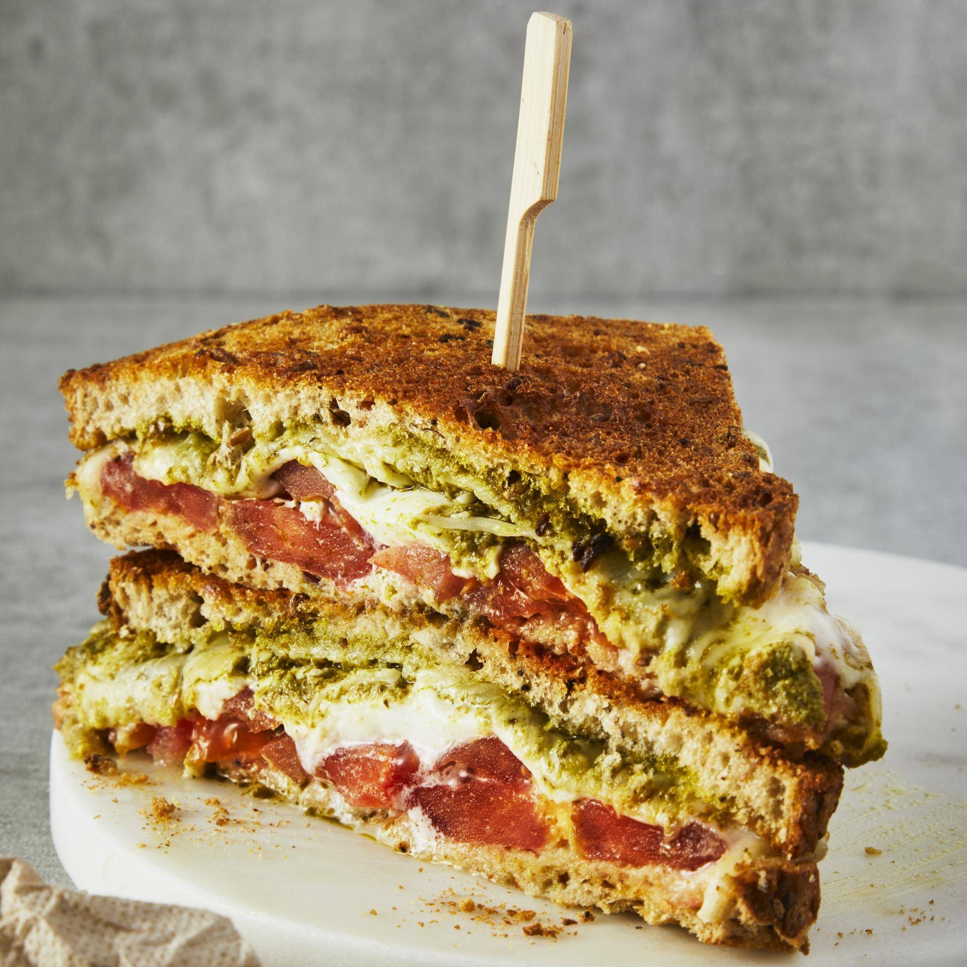 Italiaanse gegrilde sandwich met pesto, tomaat en mozzarella - Recepten Crisp&Go 3P | Moulinex