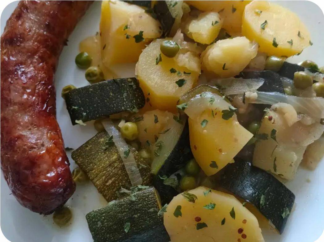Saucisse à rôtir et sauce avec légumes - Recette Cookeo | Moulinex