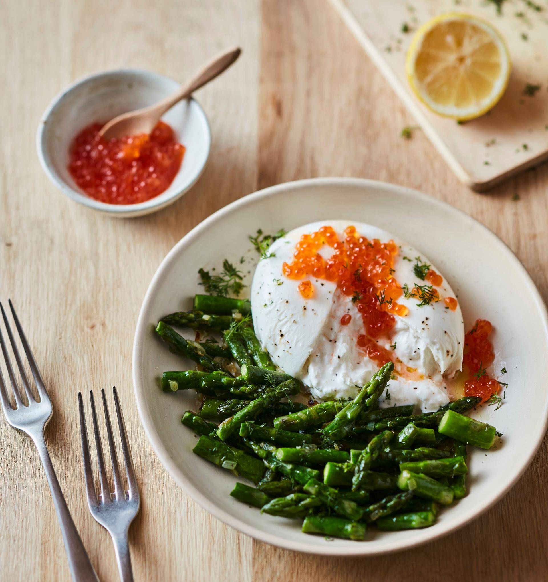 Poêlée d’asperges vertes, burrata et œufs de saumon - Recette Cook'in One | Moulinex