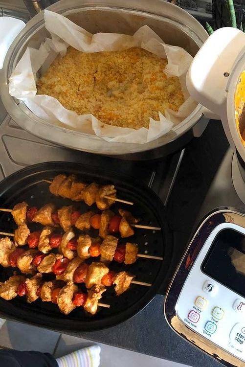 Semoule au carottes, brochettes de poulet et sauce chorizo poivron - Recepten Companion Connect XL | Moulinex