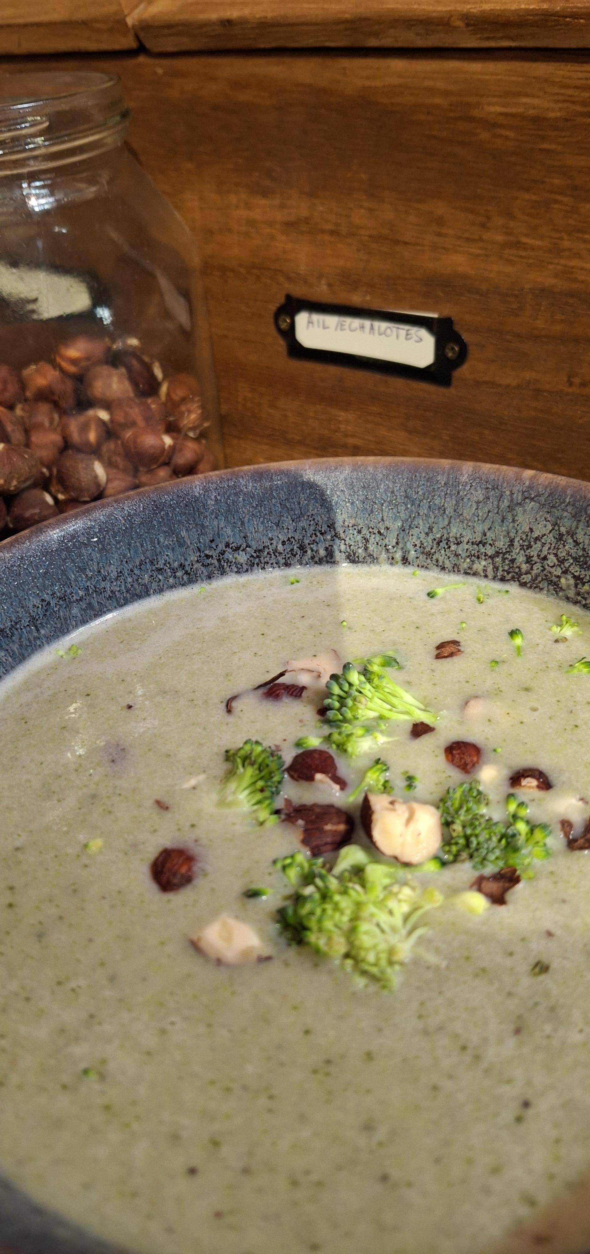 Soupe Brocolis, noisettes, lait d'avoine - Recette Companion XL | Moulinex