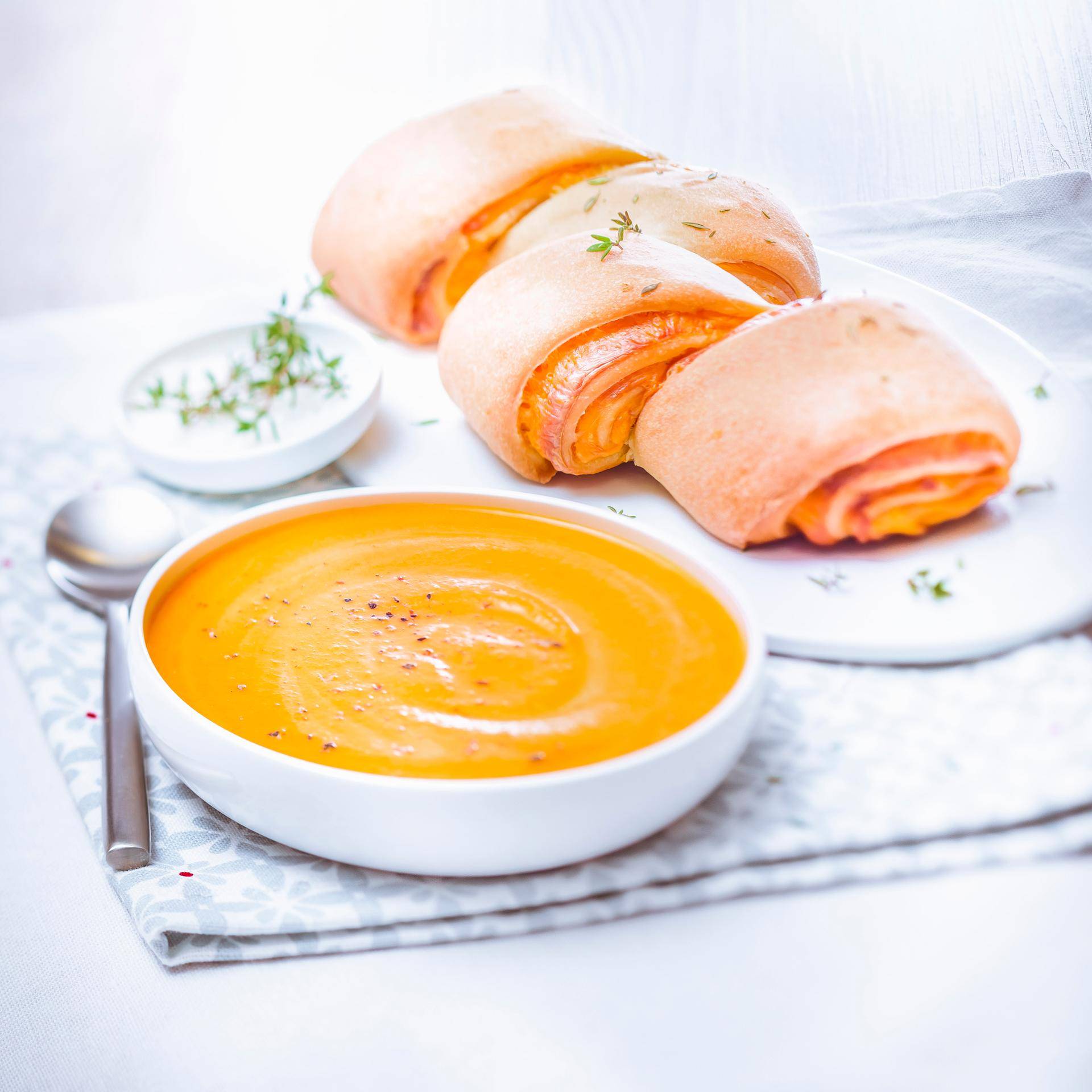 Petites soupes carottes et gingembre avec son pain au cheddar et thym - Recette Companion | Moulinex