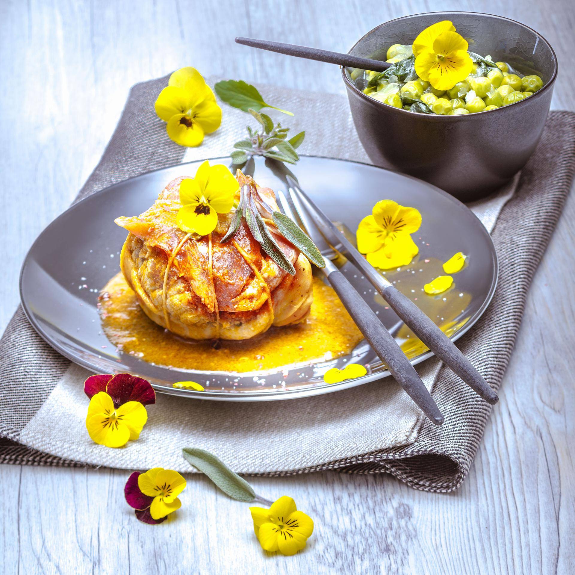 Paupiettes de veau, coppa, sauge, petits pois et pensées - Recette Companion | Moulinex