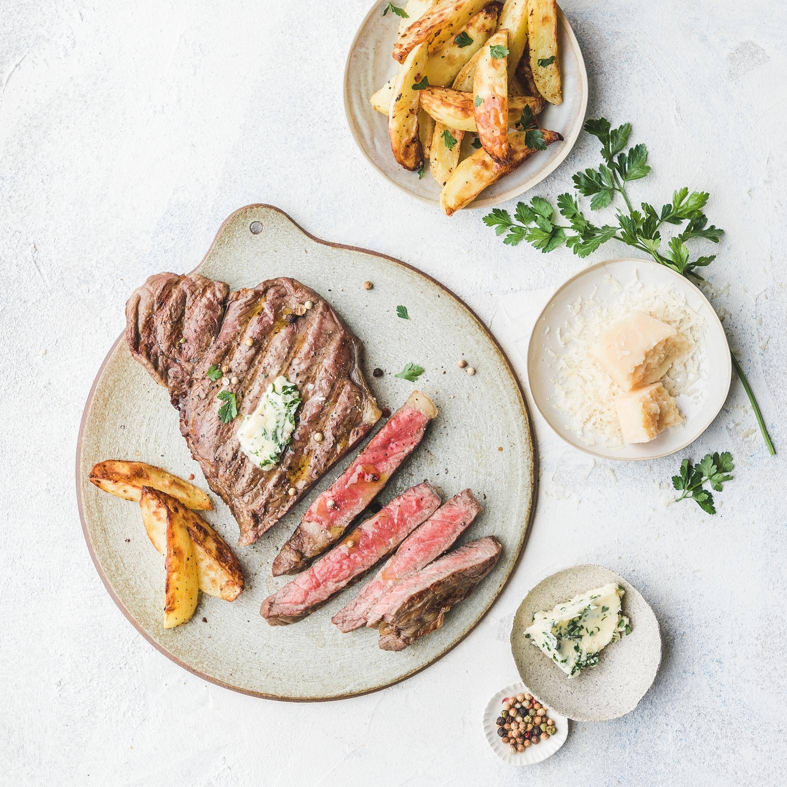 Steaks de faux-filet au beurre à l'ail et potatoes au parmesan - Recette Dual EasyFry&Grill | Moulinex
