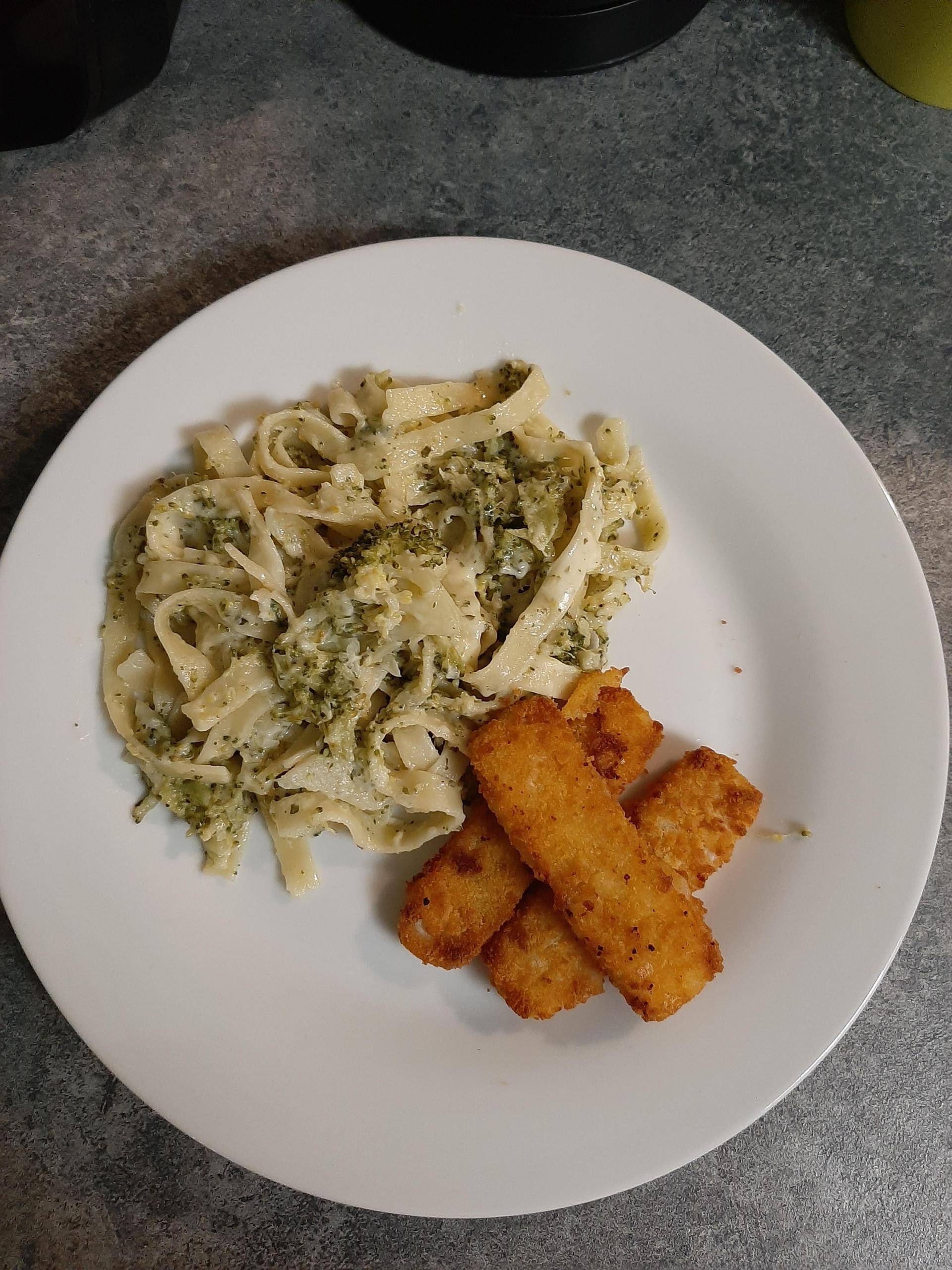 Tagliatelles aux brocolis crème parmesan et fishsticks - Recette Cookeo | Moulinex