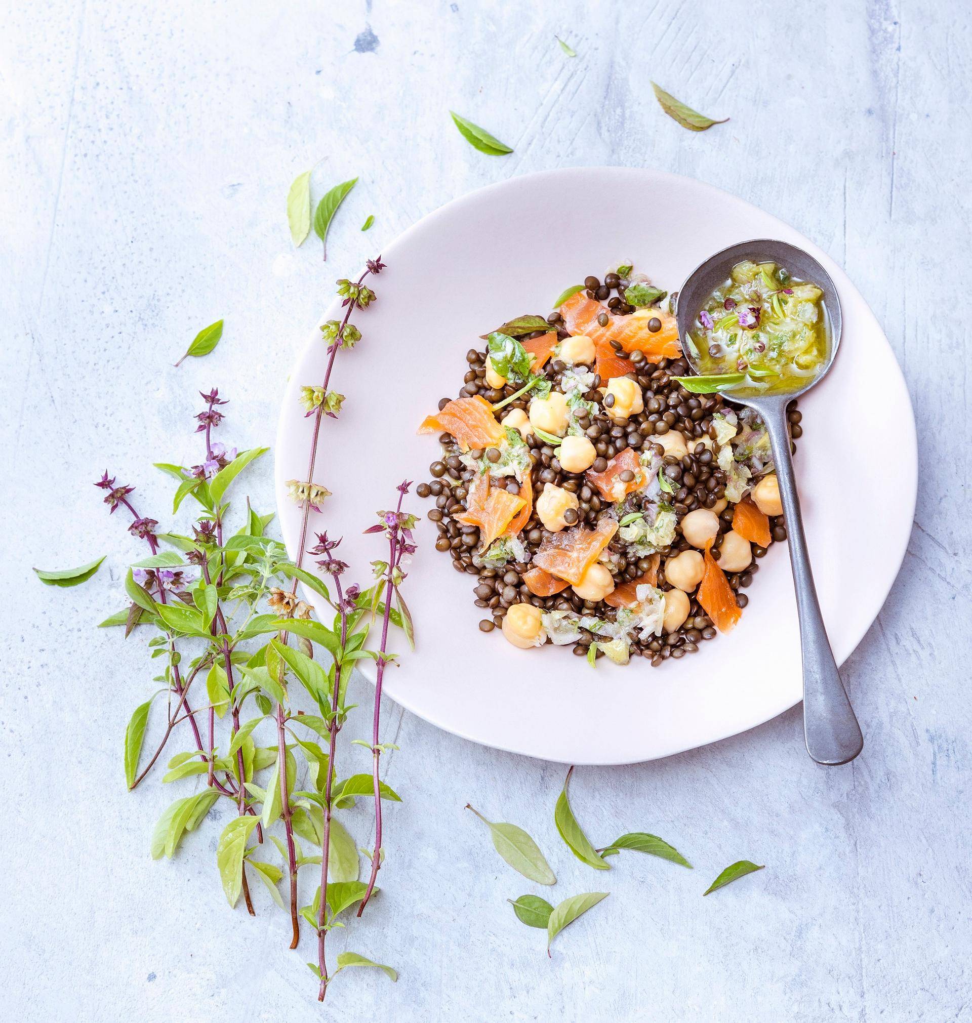Salade de lentilles béluga, pois chiche et truite fumée - Recette Companion | Moulinex