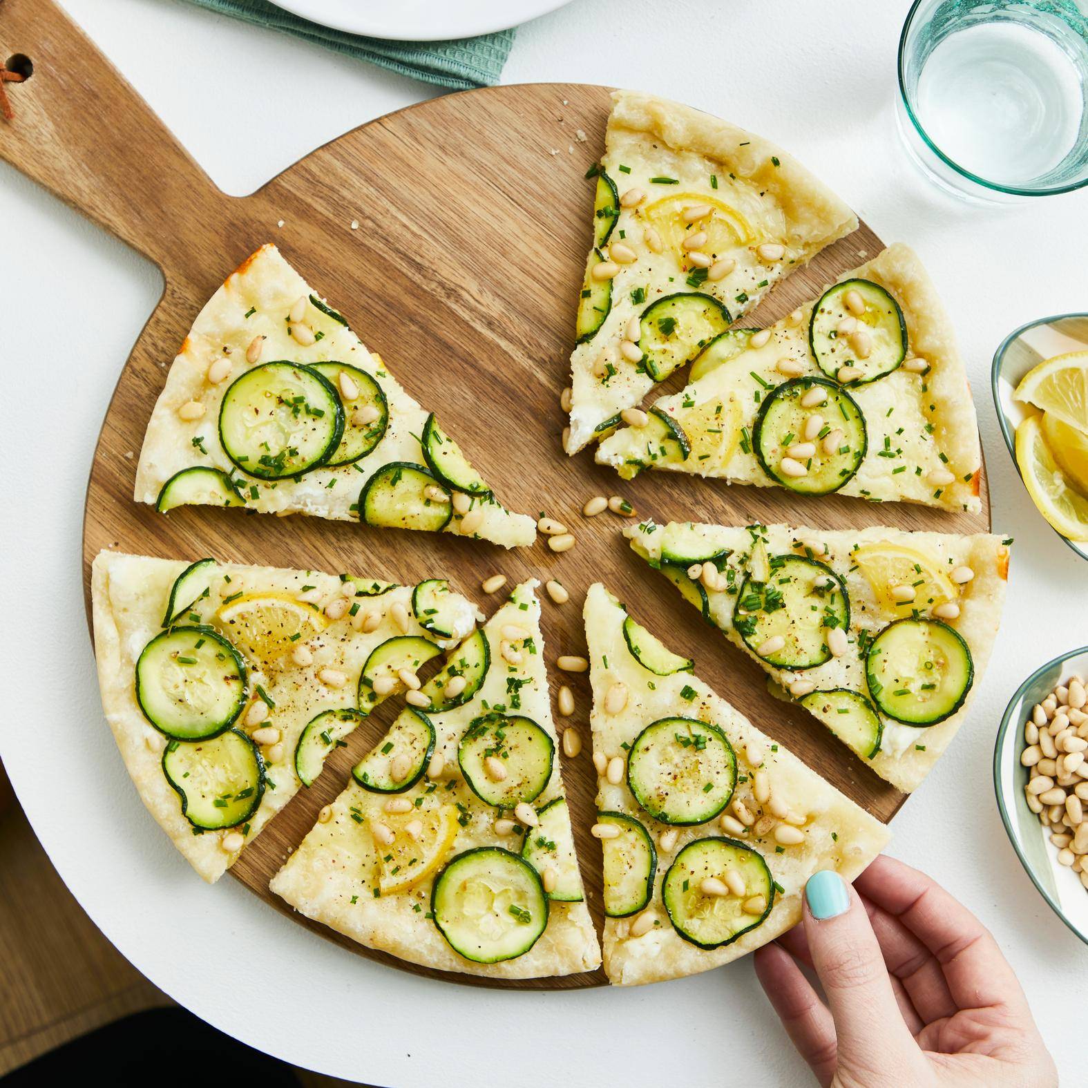 Pizza blanche à la courgette et pignons de pin - Recepten Cook'in One | Moulinex