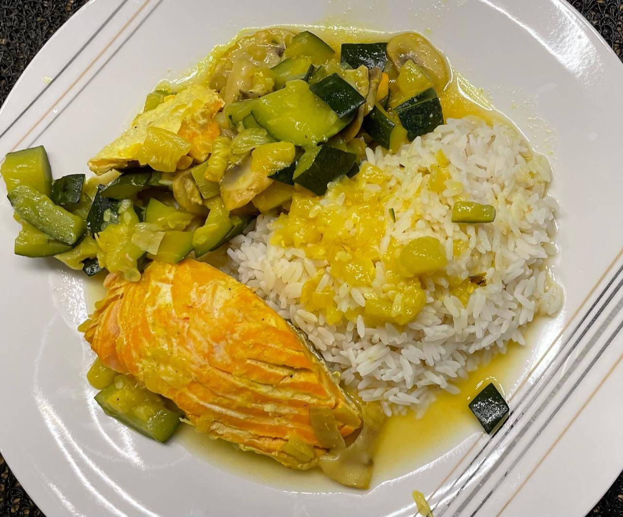 Saumon aux légumes et bouillon curcuma - Recette Cookeo V3 | Moulinex