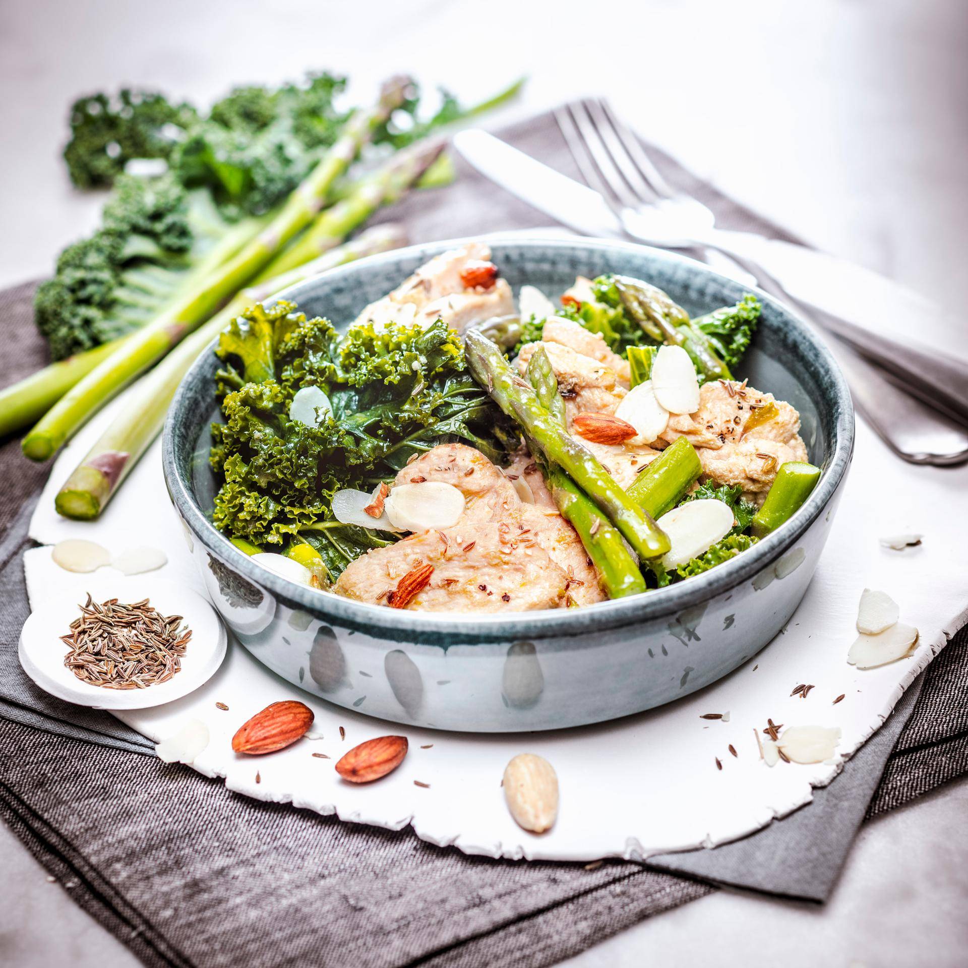 Wok asperges vertes, chou kale, poulet et amandes - Recepten Companion | Moulinex