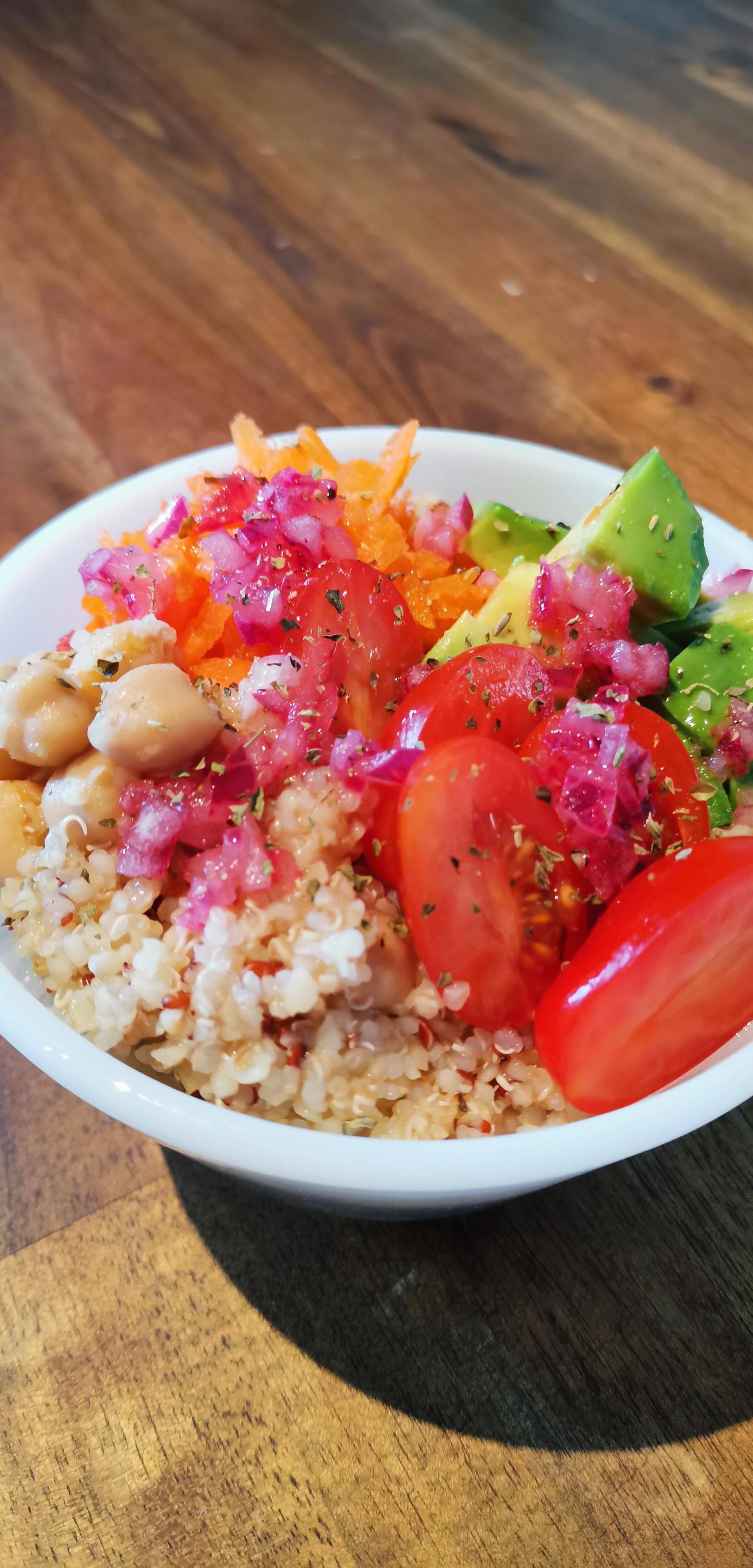 Salade de Quinoa, avocats, tomates cerises, carottes râpées et pois chiches - Recette Companion Connect | Moulinex