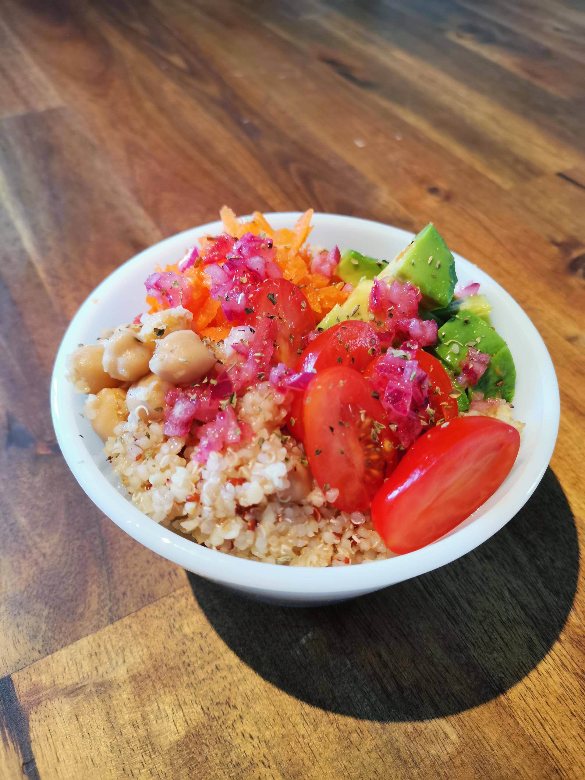 Salade de Quinoa, avocats, tomates cerises, carottes râpées et pois chiches - Recepten Companion Connect | Moulinex