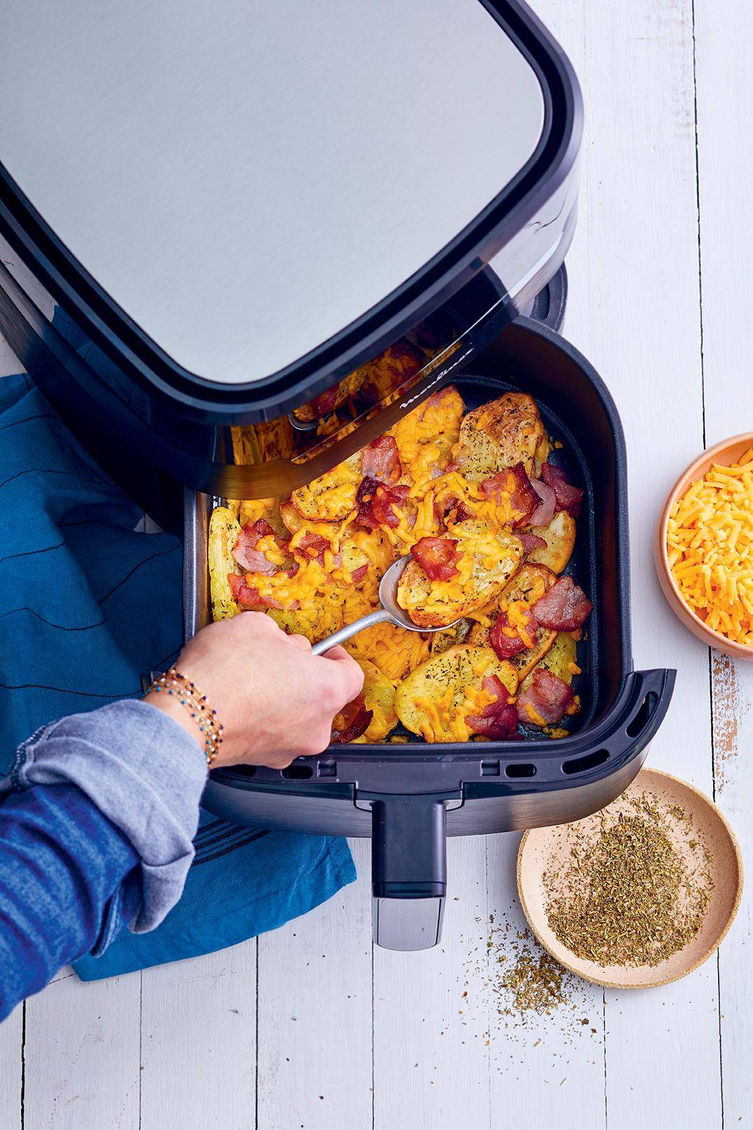 Pommes de terre gratinées au cheddar et bacon - Recepten EASY FRY & GRILL 2 in 1 MECHANICAL | Moulinex