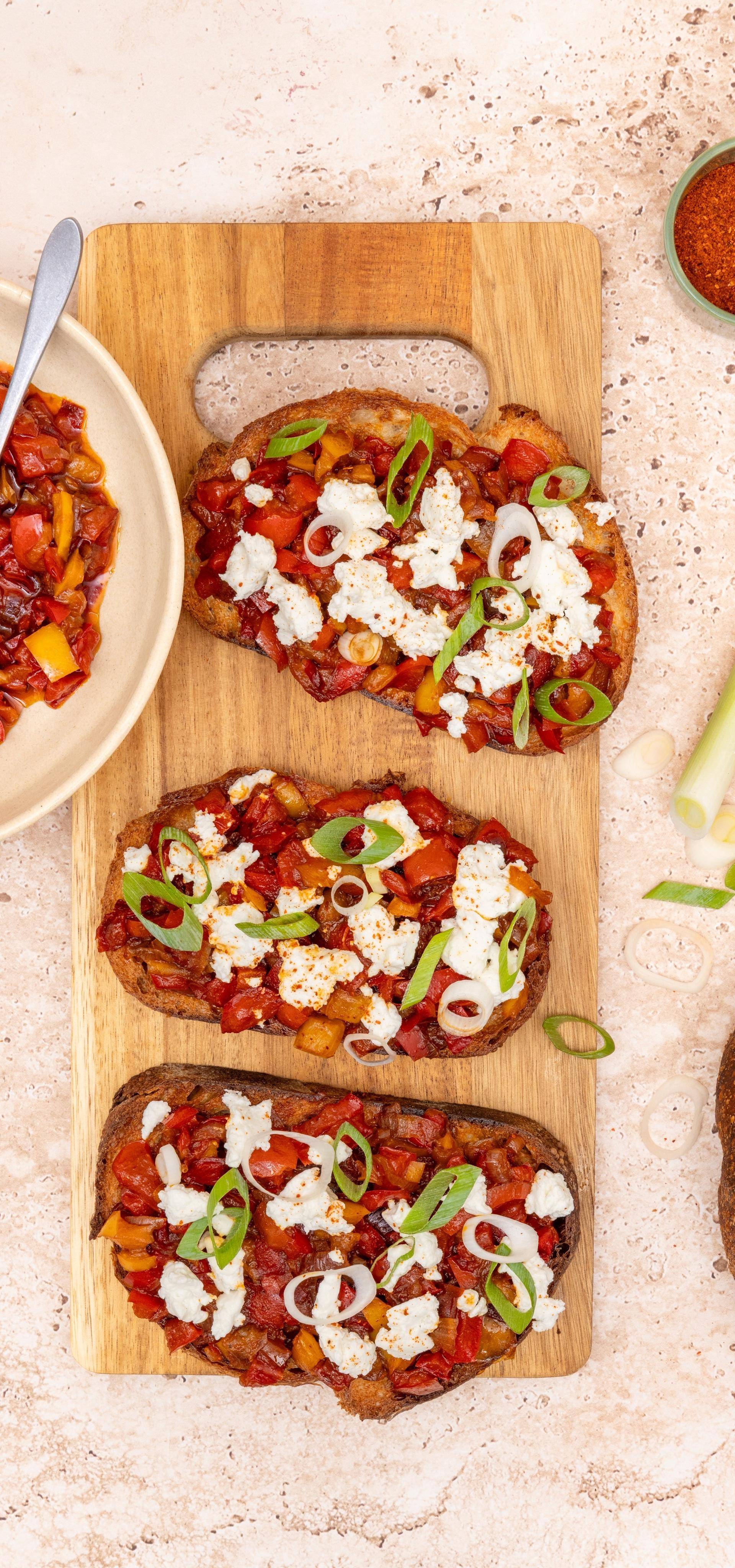 Compotée de poivrons et brebis frais sur tartines grillées - Recette Cookeo | Moulinex