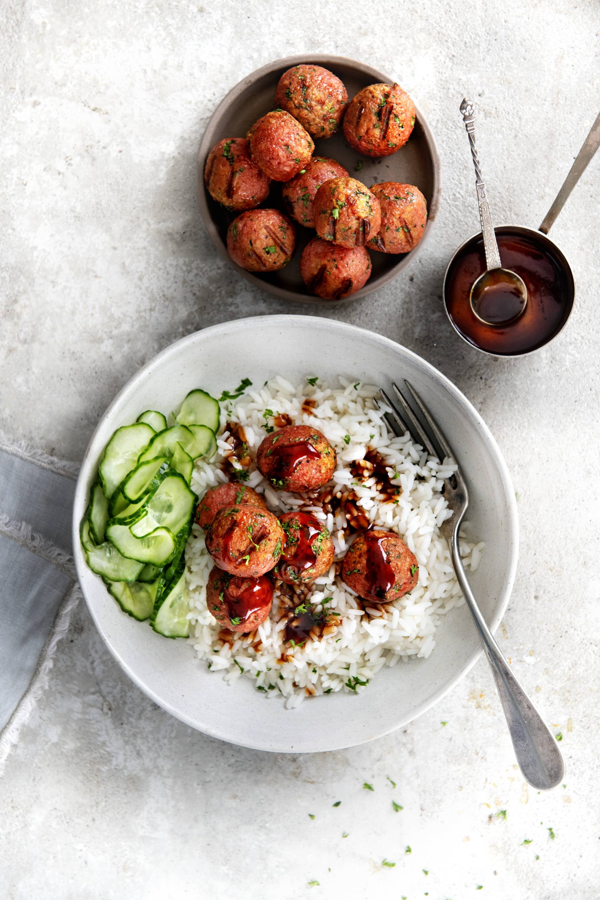 Vegetarische gehaktballetjes met honing-ketjapsaus en komkommerpickles - Recepten EASY FRY & GRILL 2 in 1 DIGITAL | Moulinex