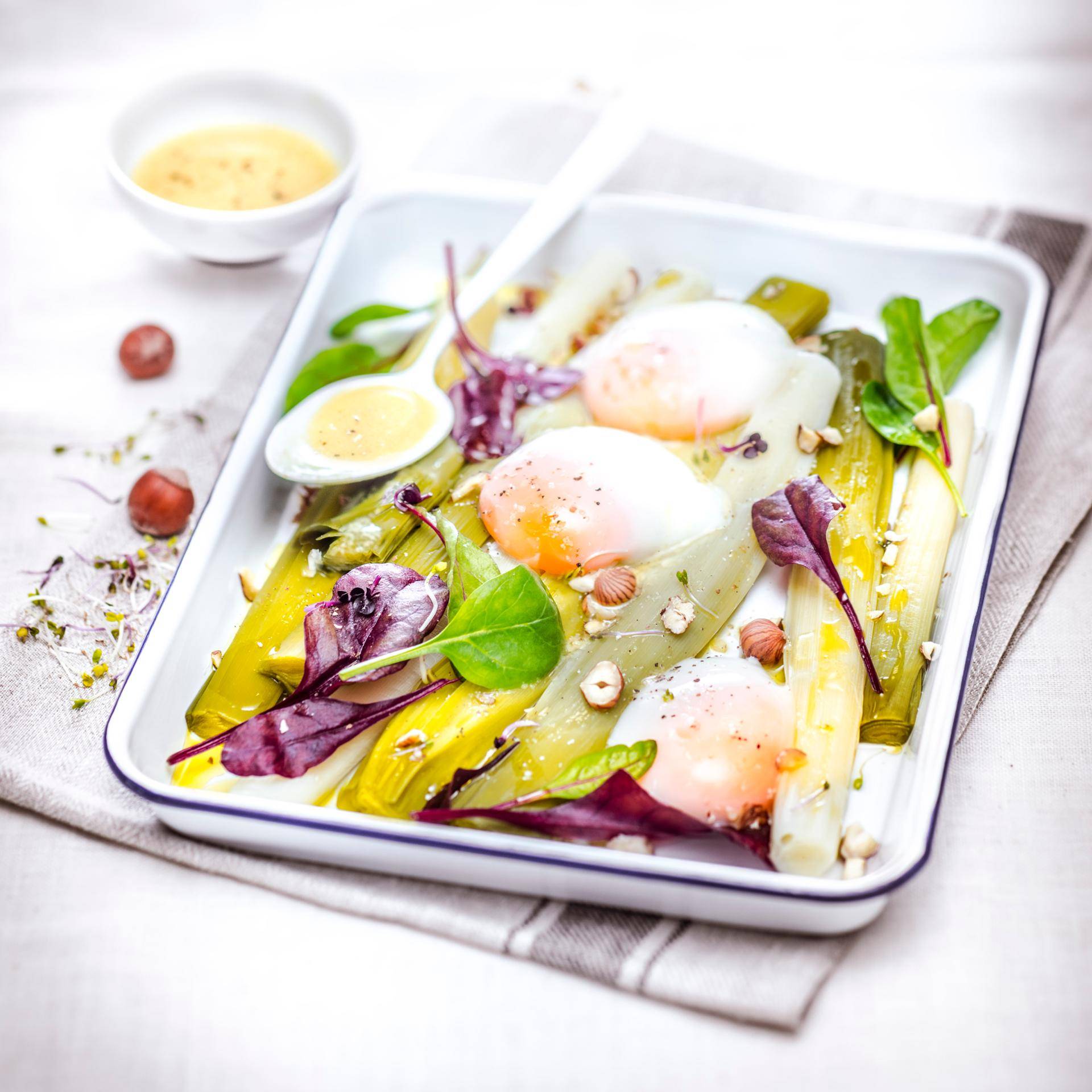 Poireaux vapeur vinaigrette, noisettes et œuf parfait - Recette Companion | Moulinex