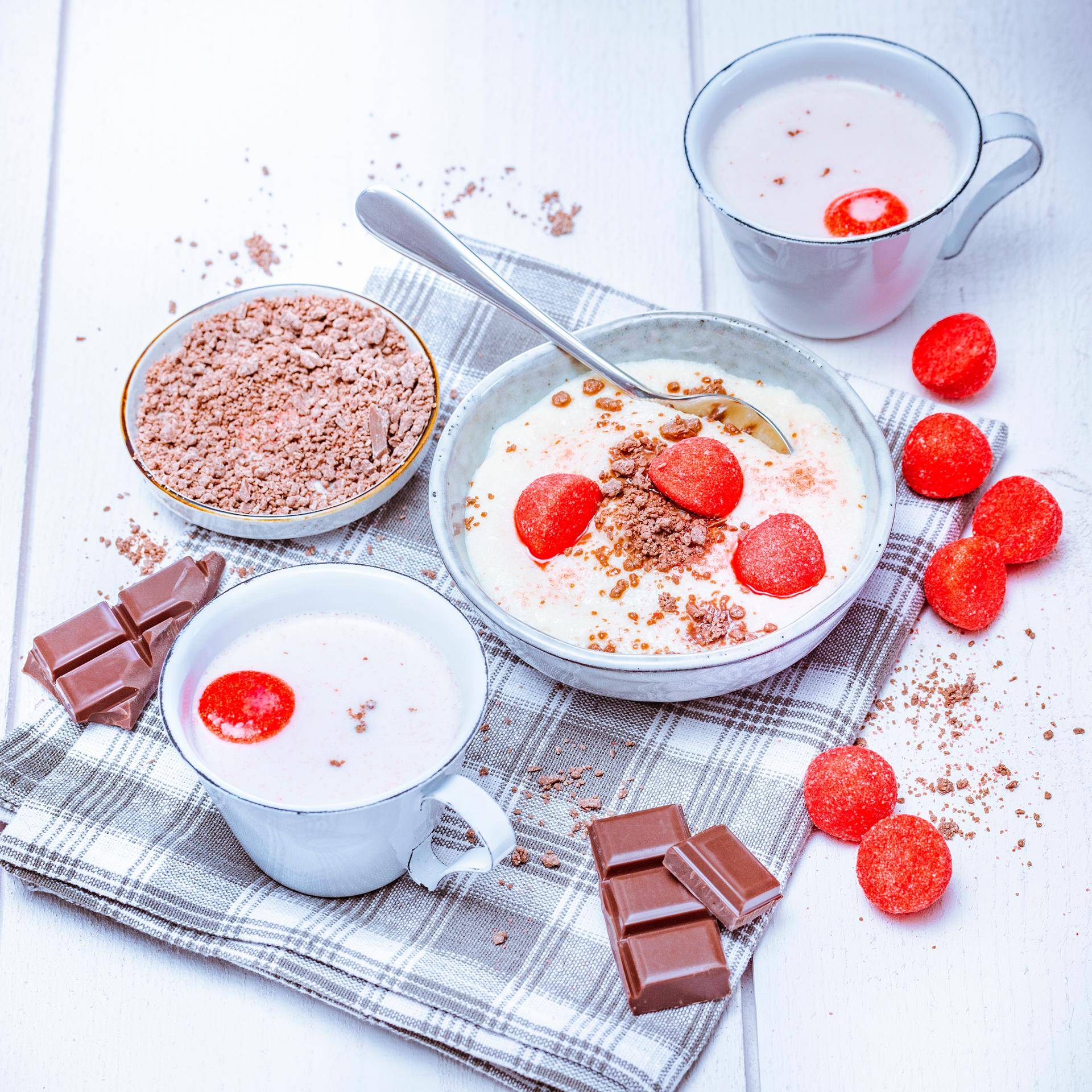 Semoule au lait, chocolat au lait et bonbons à la fraise - Recette Companion | Moulinex