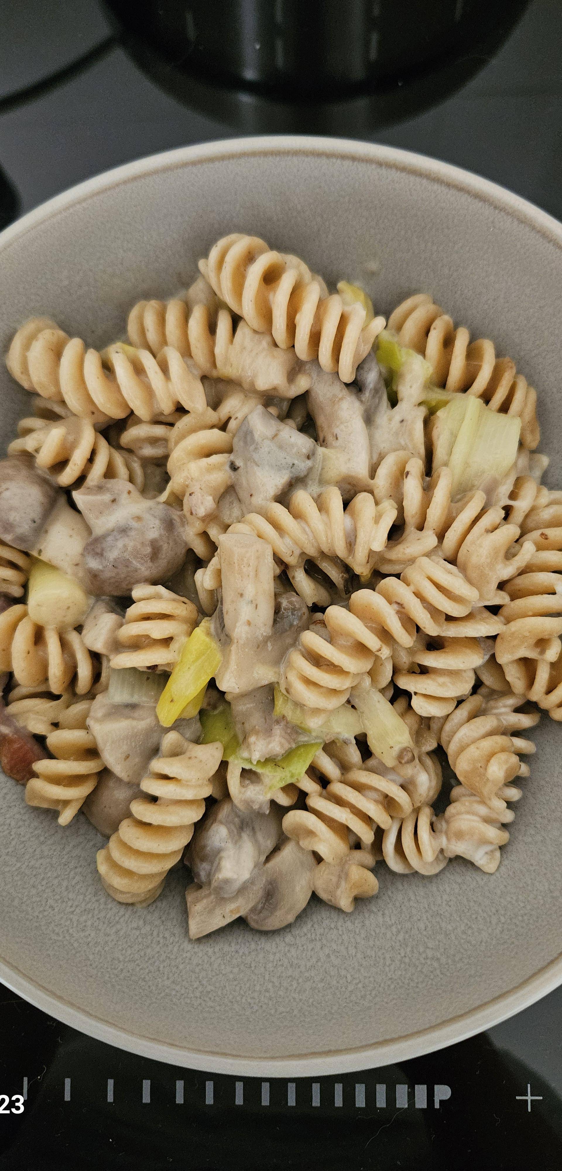 One pot pasta : Fusilli complets crémeux aux lardons et poireau - Recette Companion Connect XL | Moulinex
