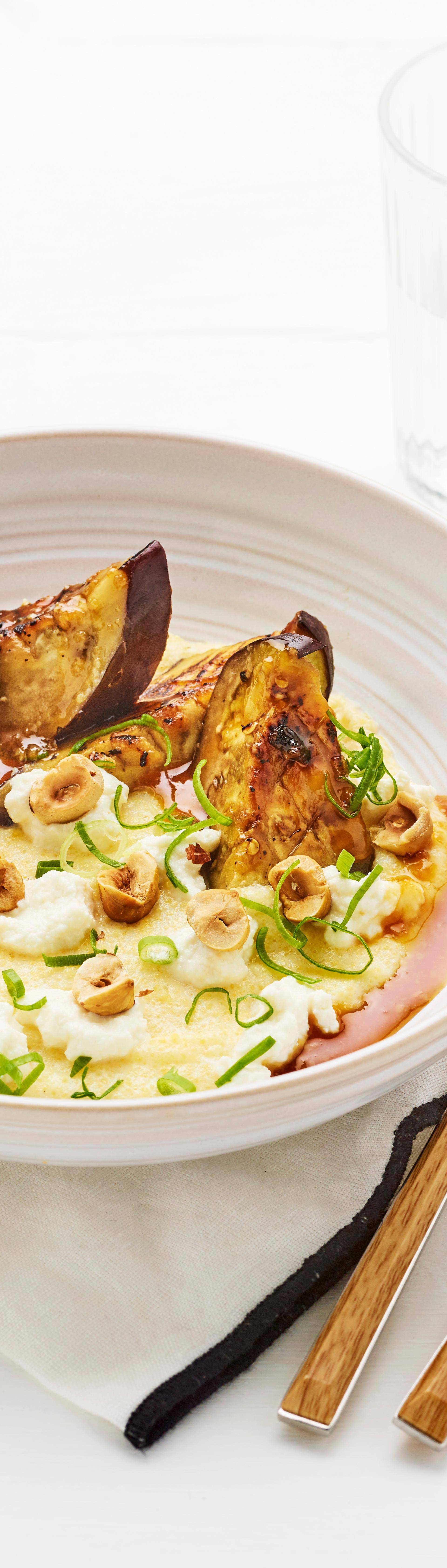 Aubergines vapeur laquées au miso, polenta crémeuse, ricotta fumée, noisettes torréfiées (Cheffe Clara Reydet - Les cariatides) - Recette Cuiseur vapeur | Moulinex
