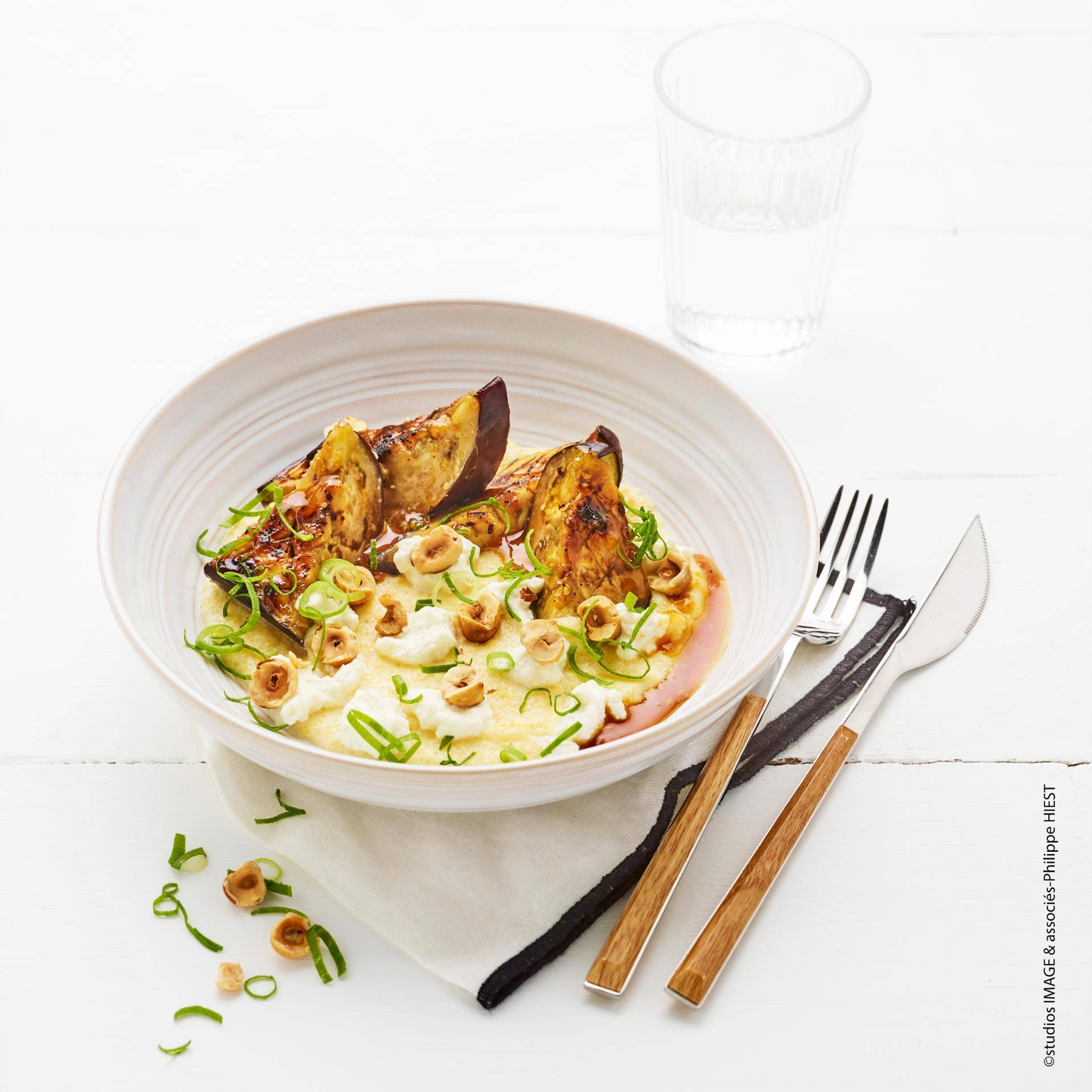 Aubergines vapeur laquées au miso, polenta crémeuse, ricotta fumée, noisettes torréfiées (Cheffe Clara Reydet - Les cariatides) - Recette Cuiseur vapeur | Moulinex