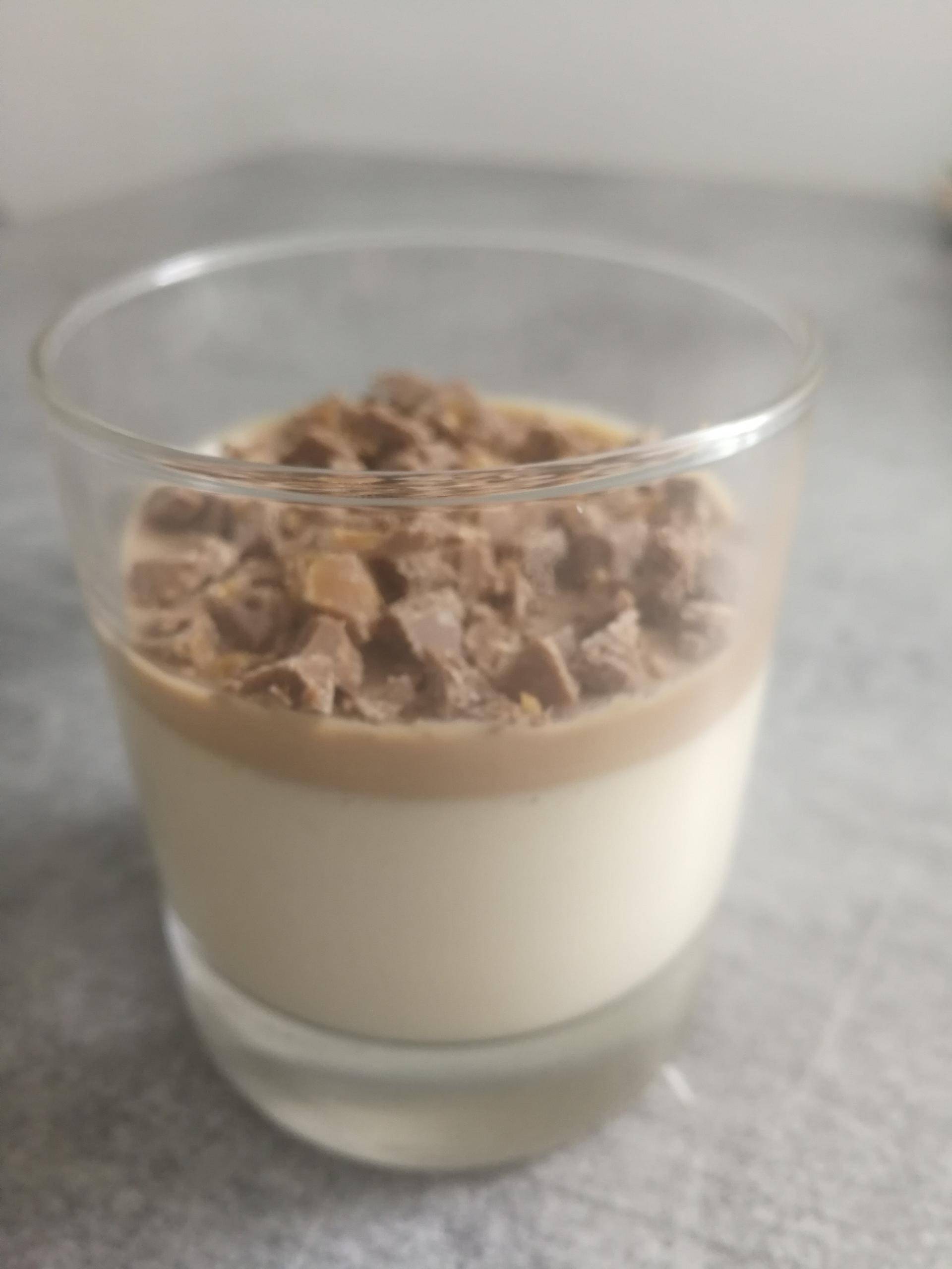 Pana cotta noix de coco, chocolat au daim - Recepten Companion | Moulinex