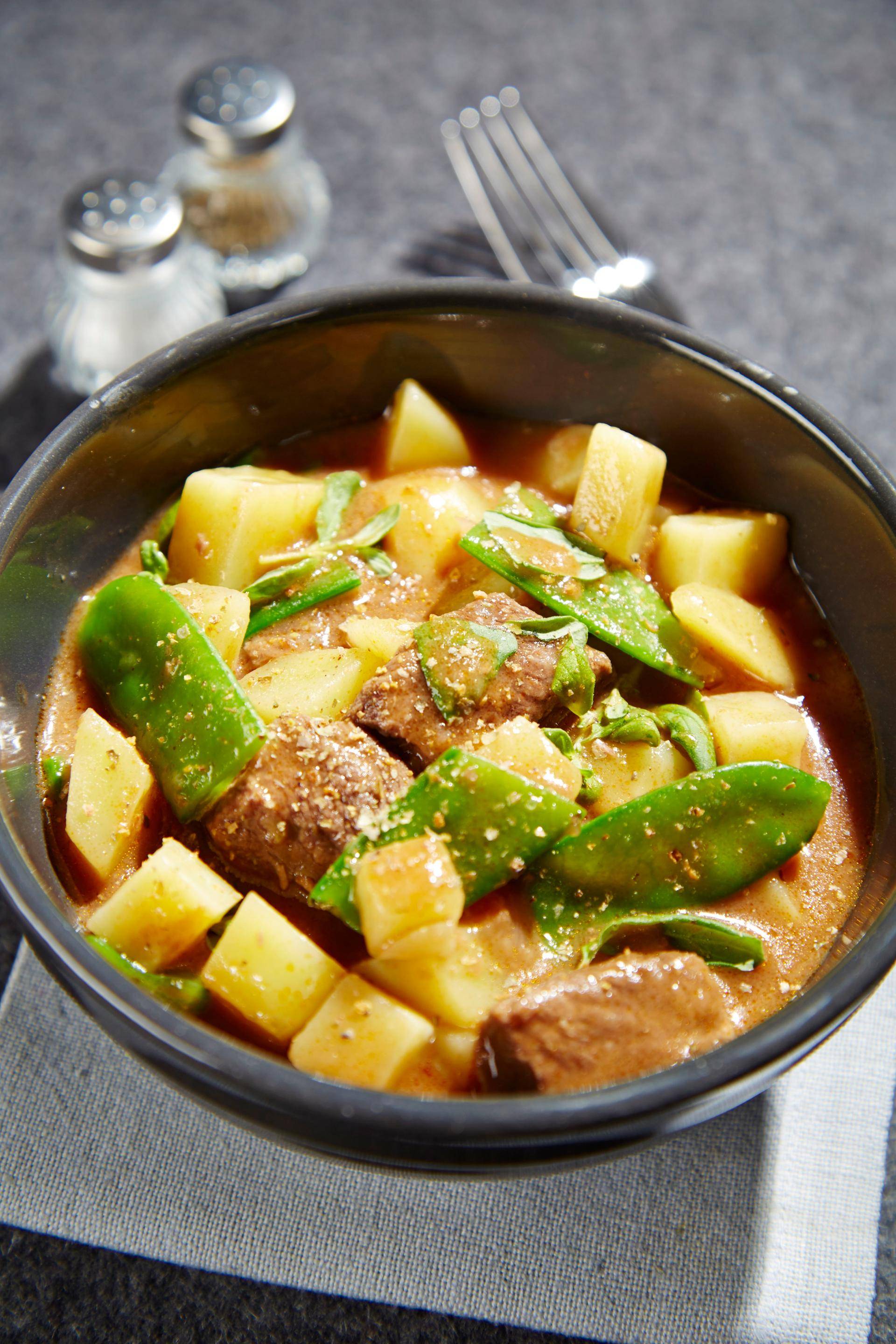 Potage à la viande de bœuf, pommes de terre et mange-tout - Recette Companion Connect | Moulinex