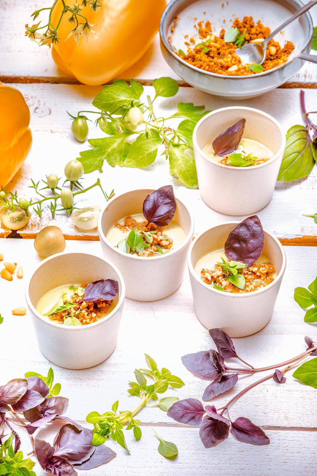 Gaspacho poivron jaune, crumble de basilic - Recette Companion | Moulinex