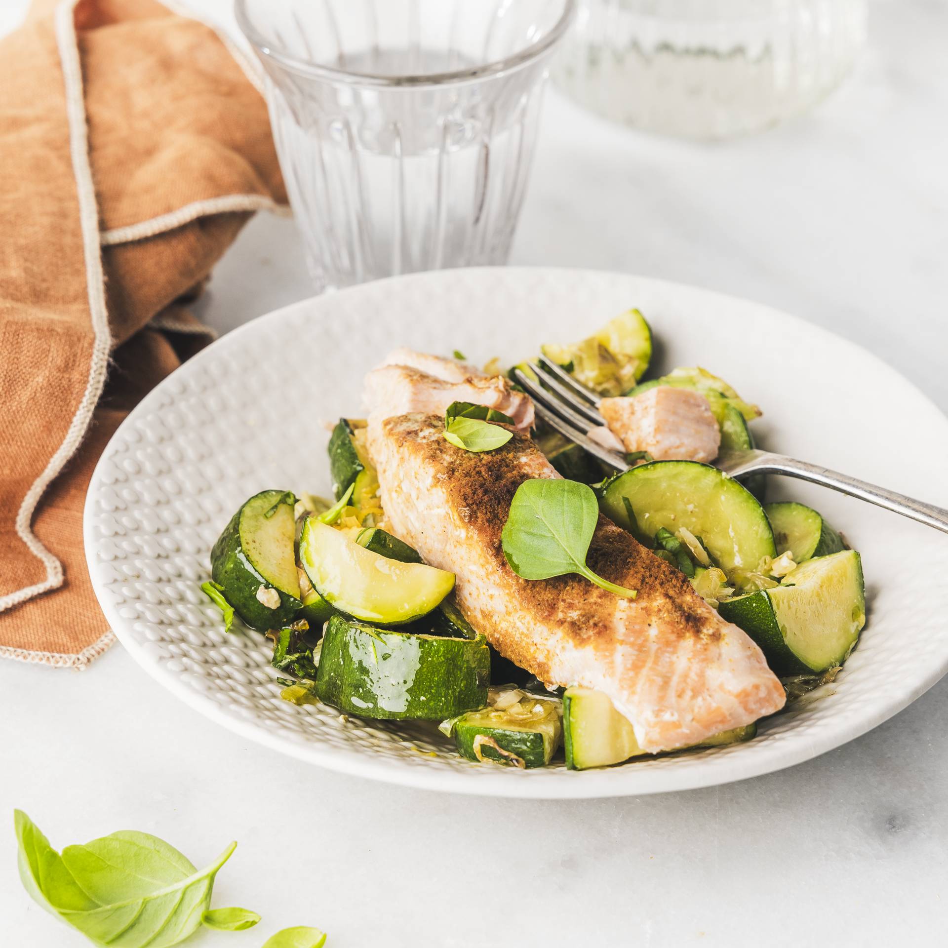 Saumon vapeur, courgettes, ail et citron - Recette Cookeo 9in1 | Moulinex